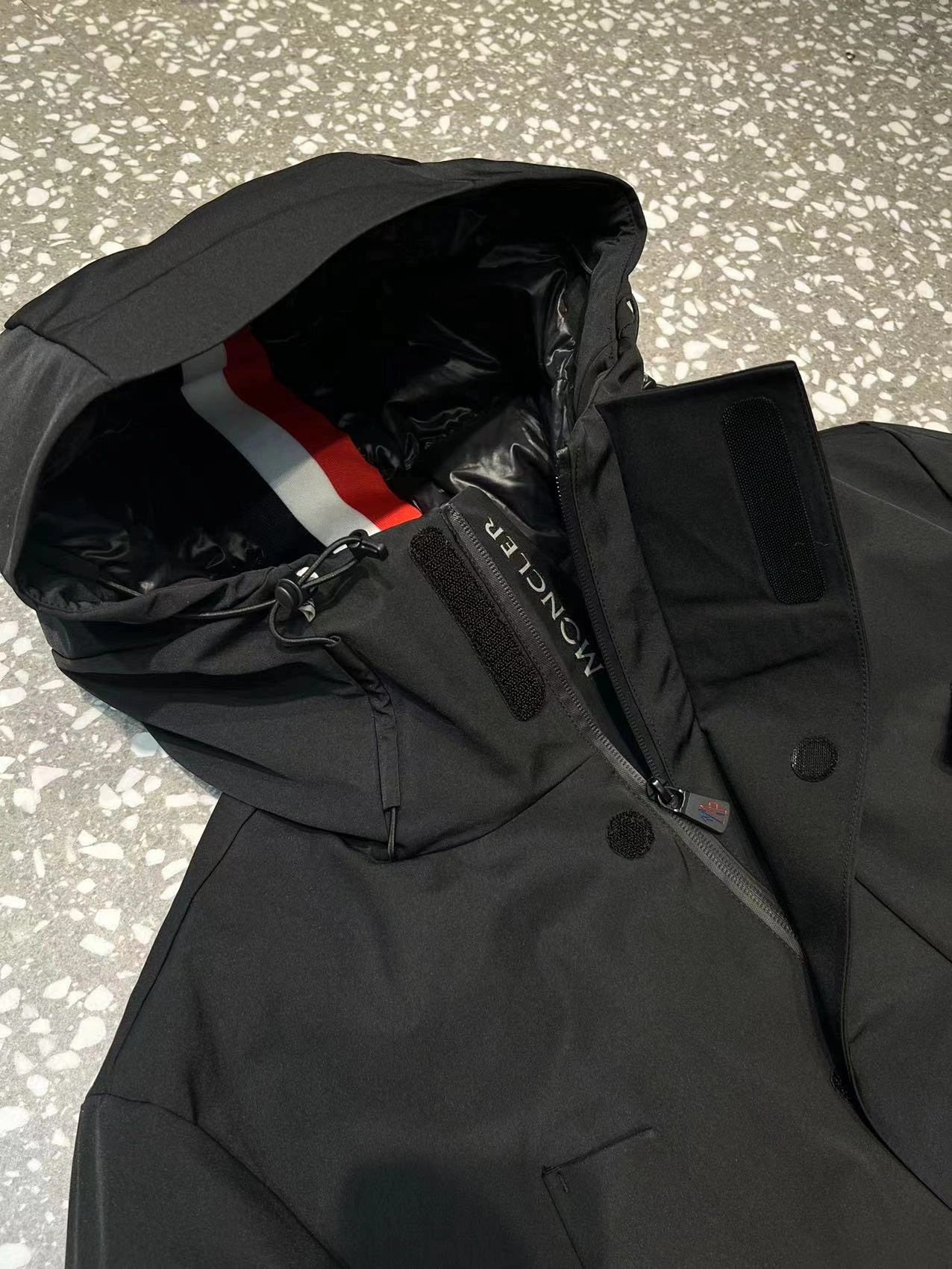 Moncler Down Jackets Sporty 146400