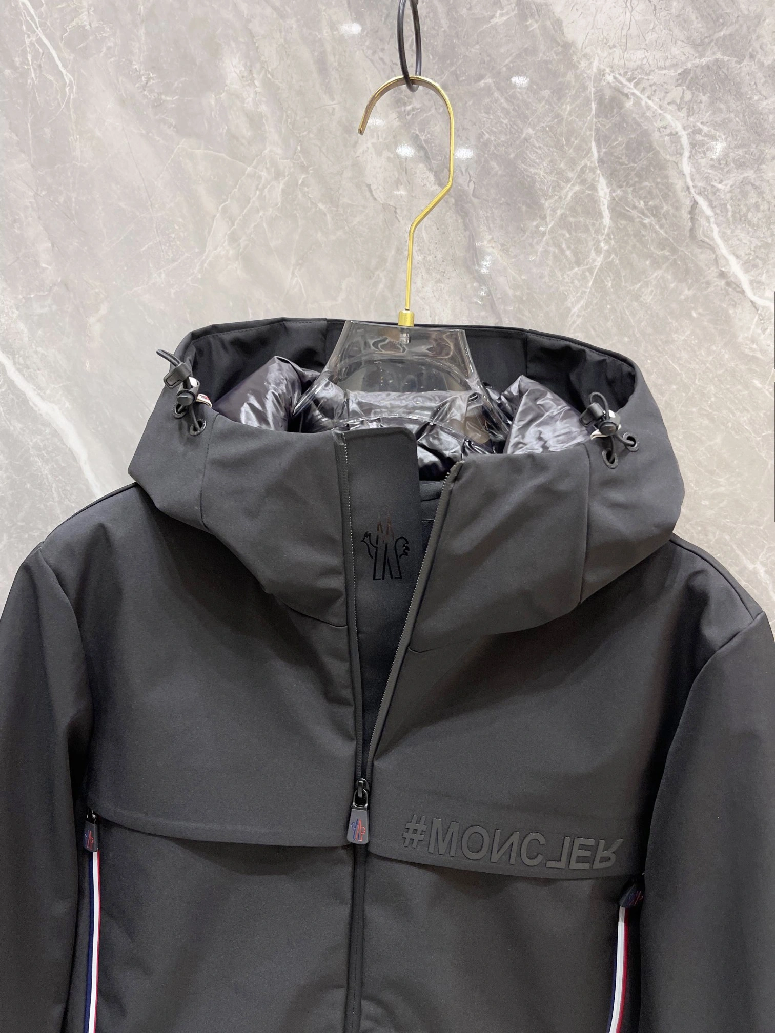 Vibrant Moncler Down Jackets 146399