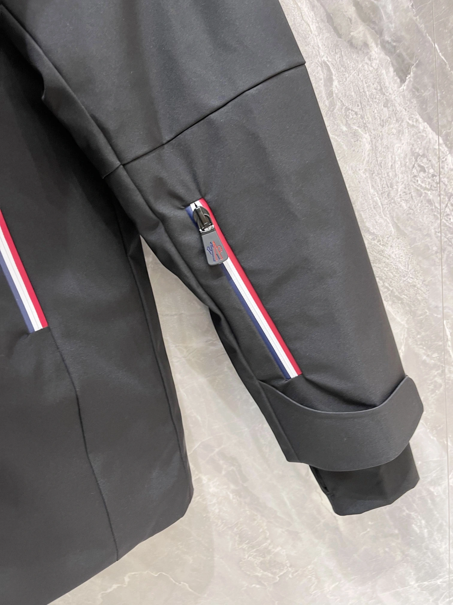 Vibrant Moncler Down Jackets 146399