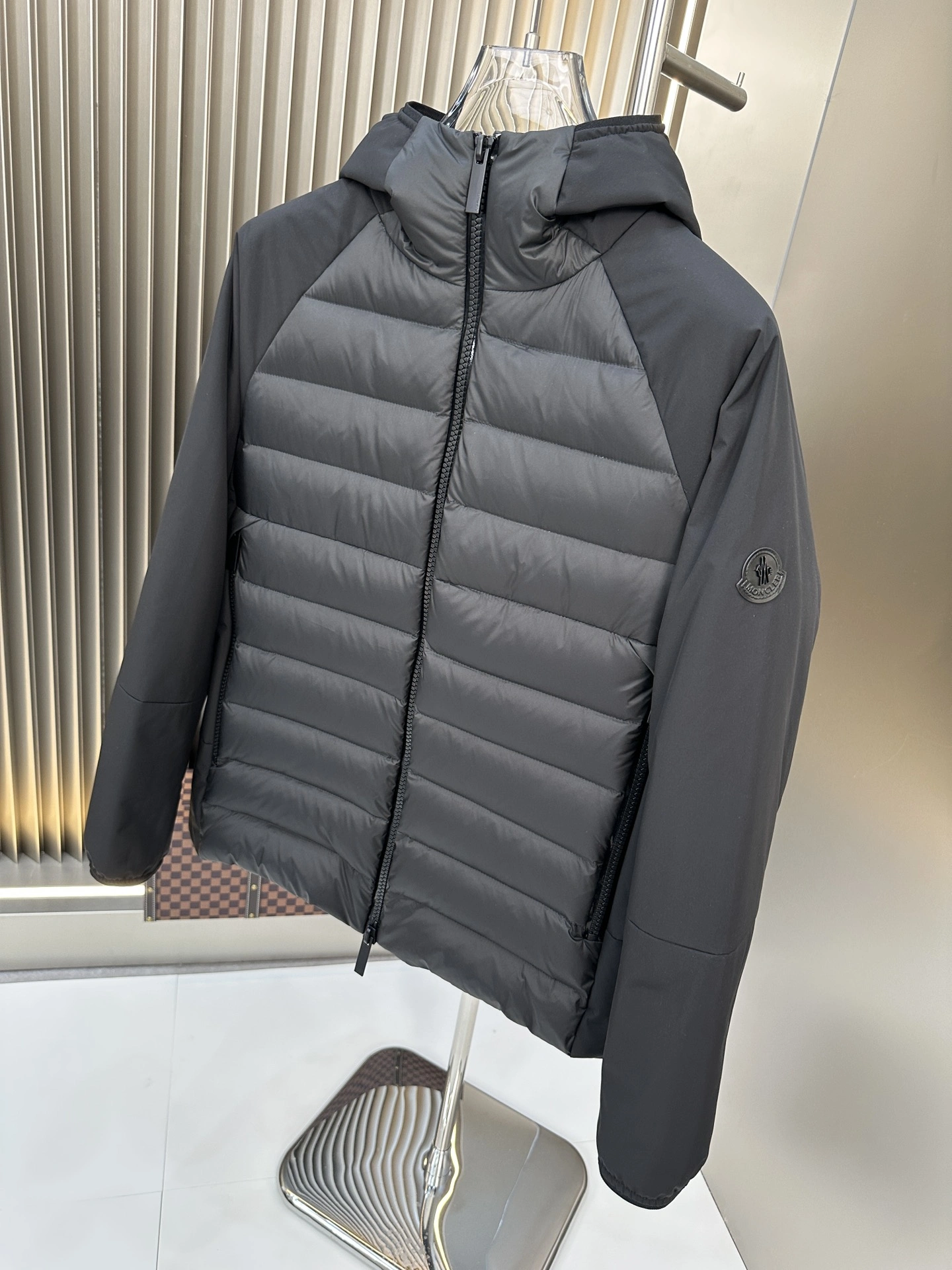 Moncler Down Jackets Chic 146380