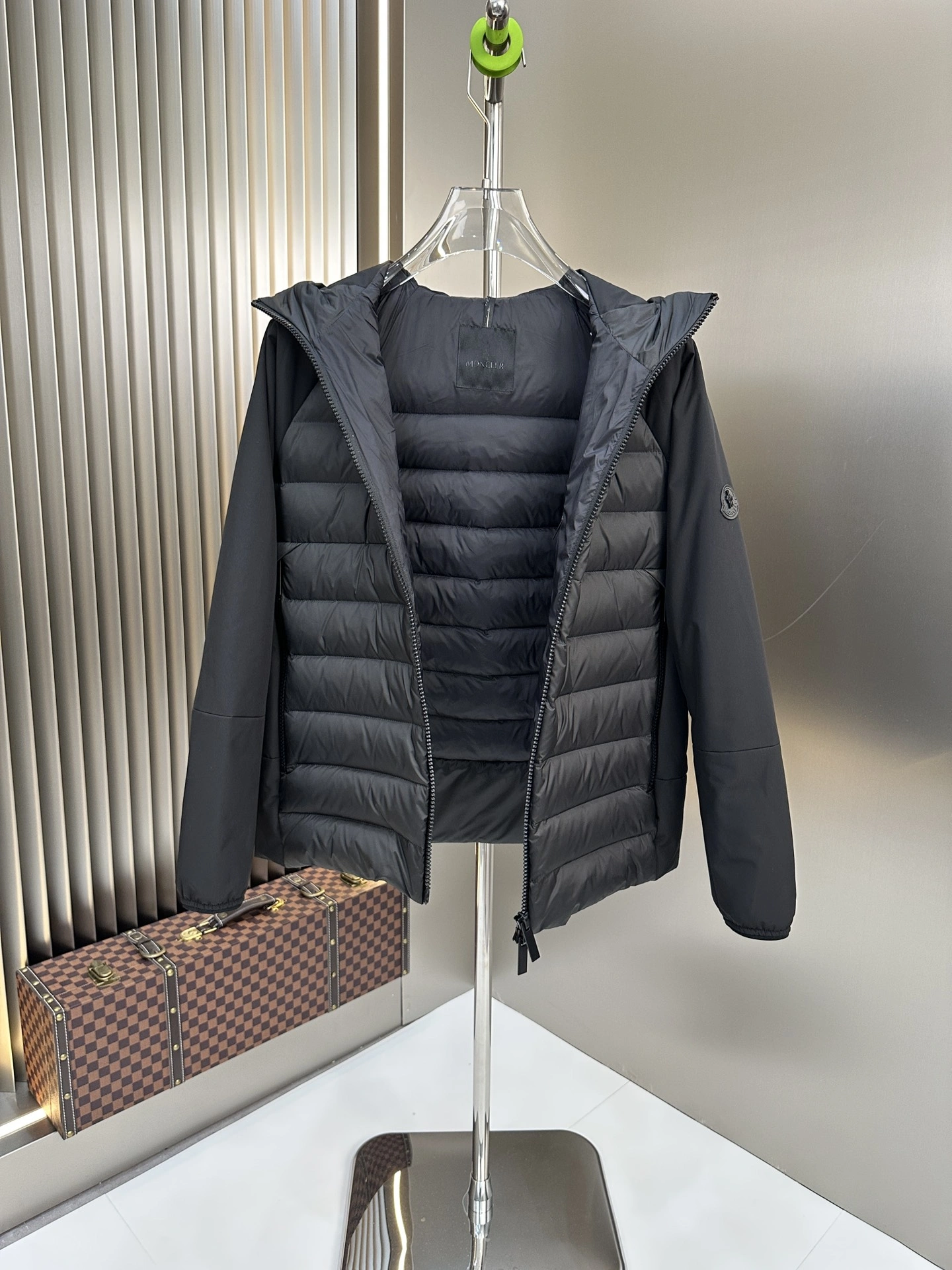 Moncler Down Jackets Chic 146380