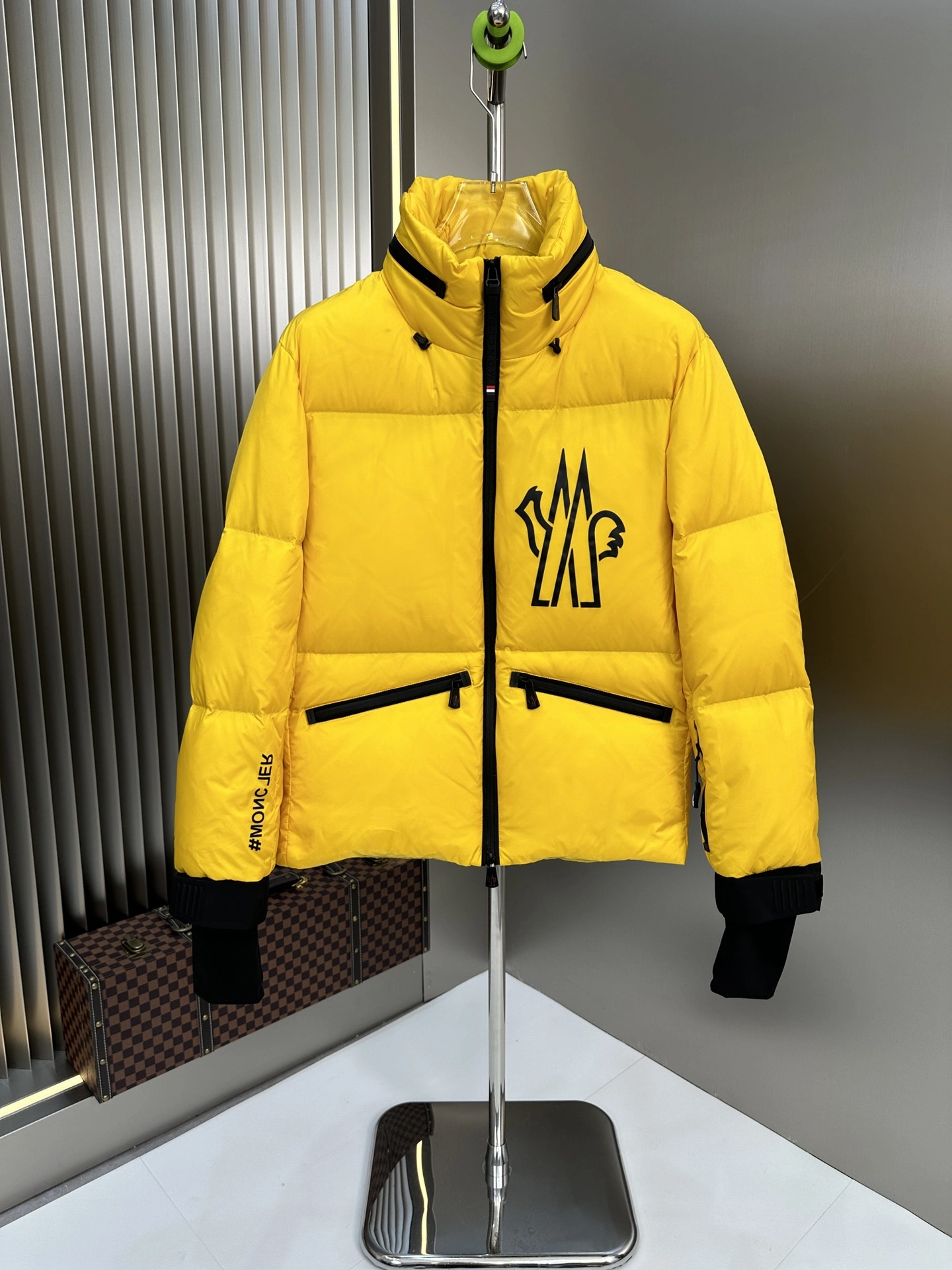 Moncler Down Jackets Soft 146357