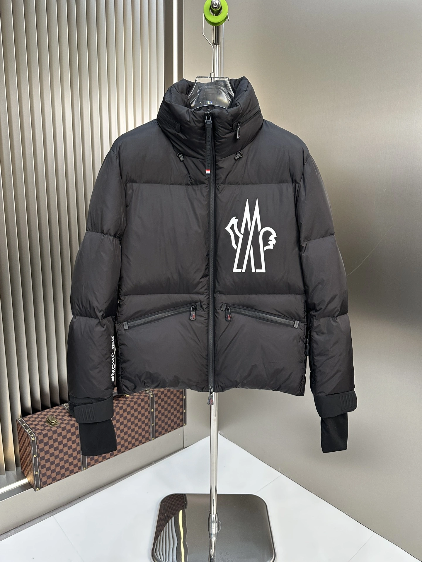 Moncler Down Jackets Soft 146357