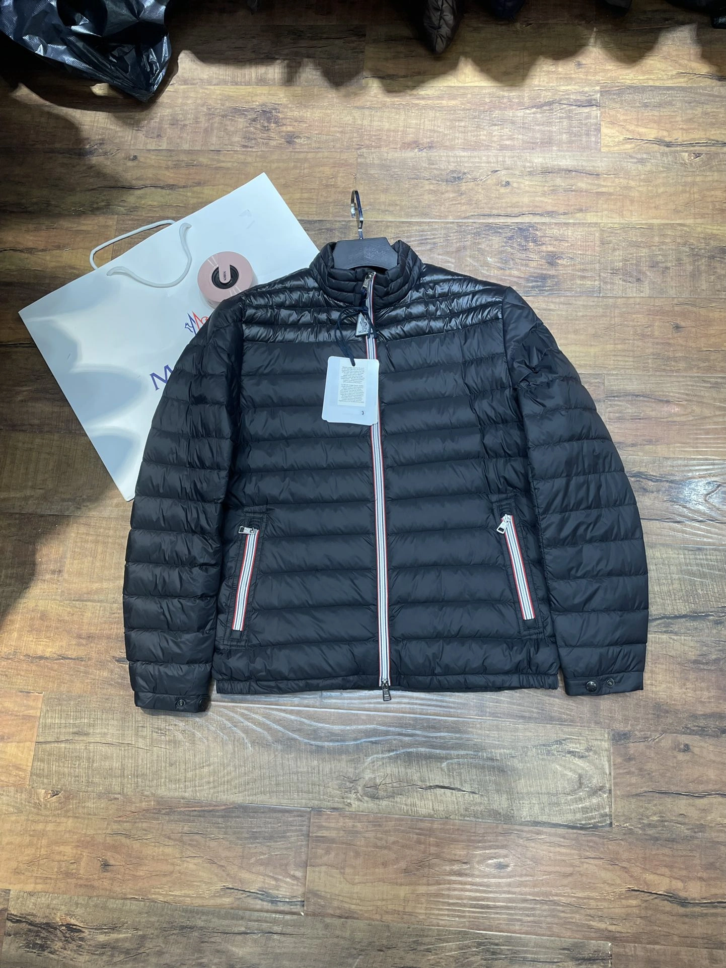 Moncler Down Jackets Sleek 146329