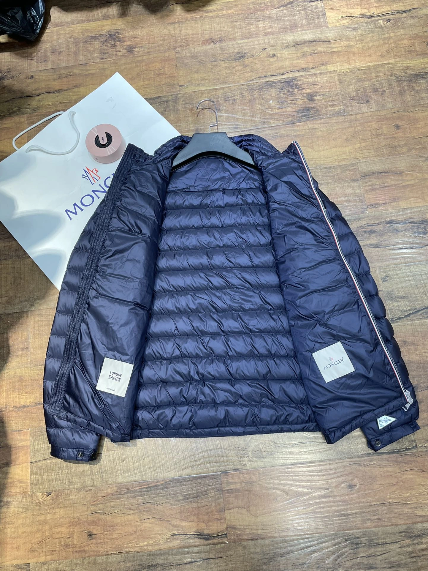 Moncler Down Jackets Sleek 146329