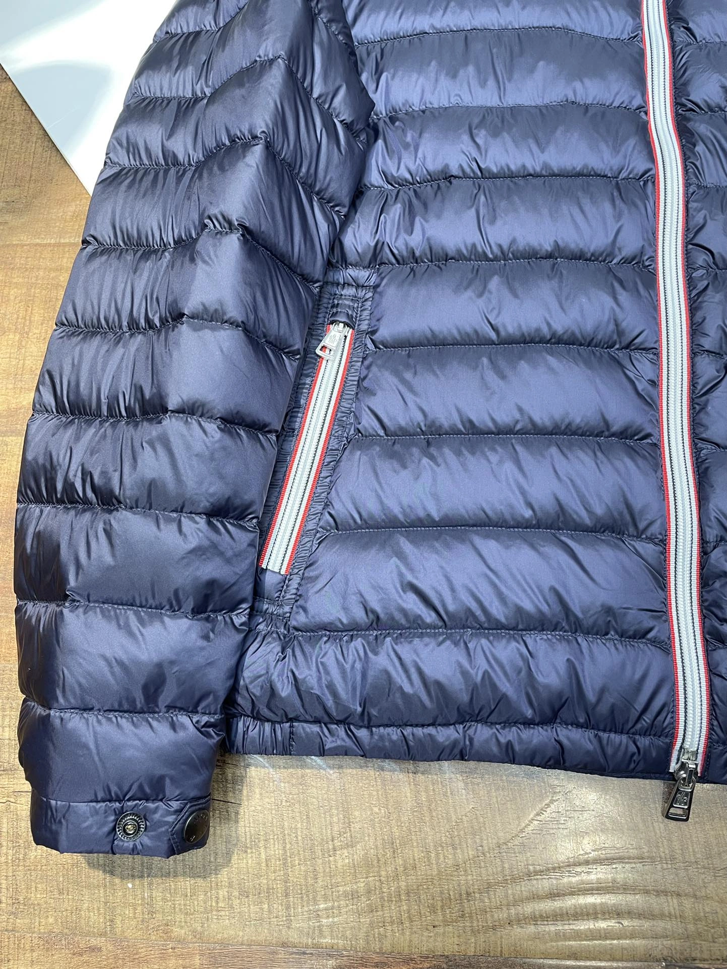 Moncler Down Jackets Sleek 146329