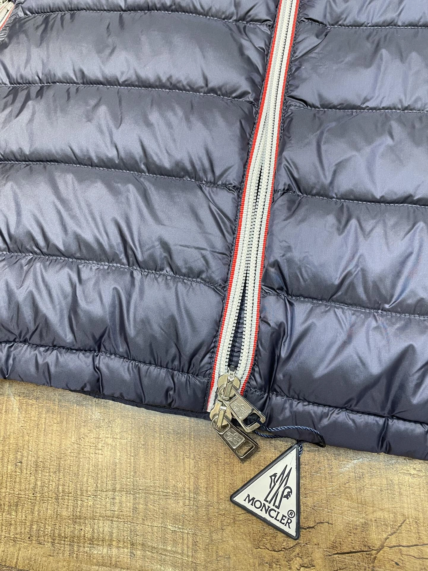 Moncler Down Jackets Sleek 146329
