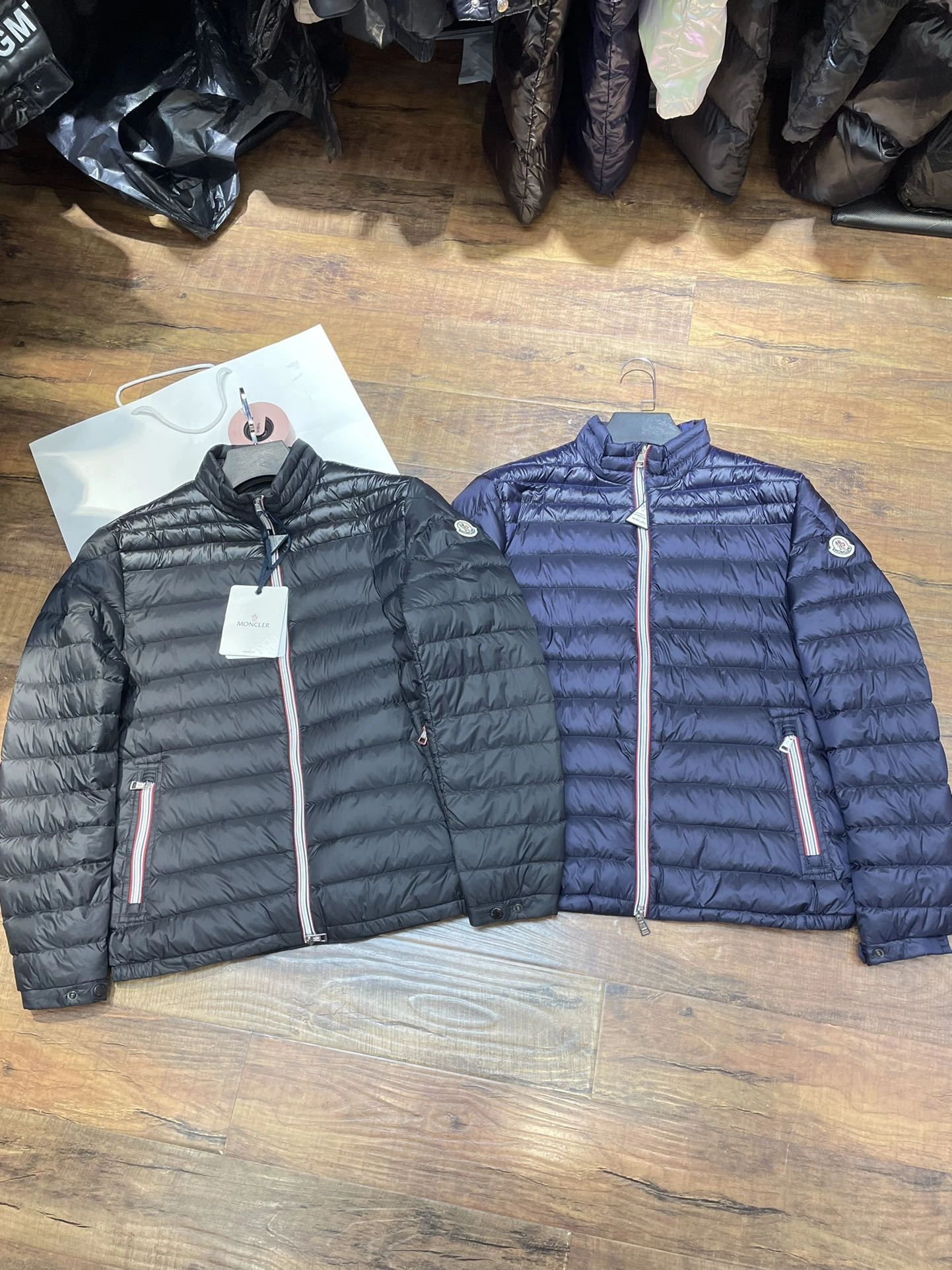 Moncler Down Jackets Sleek 146329