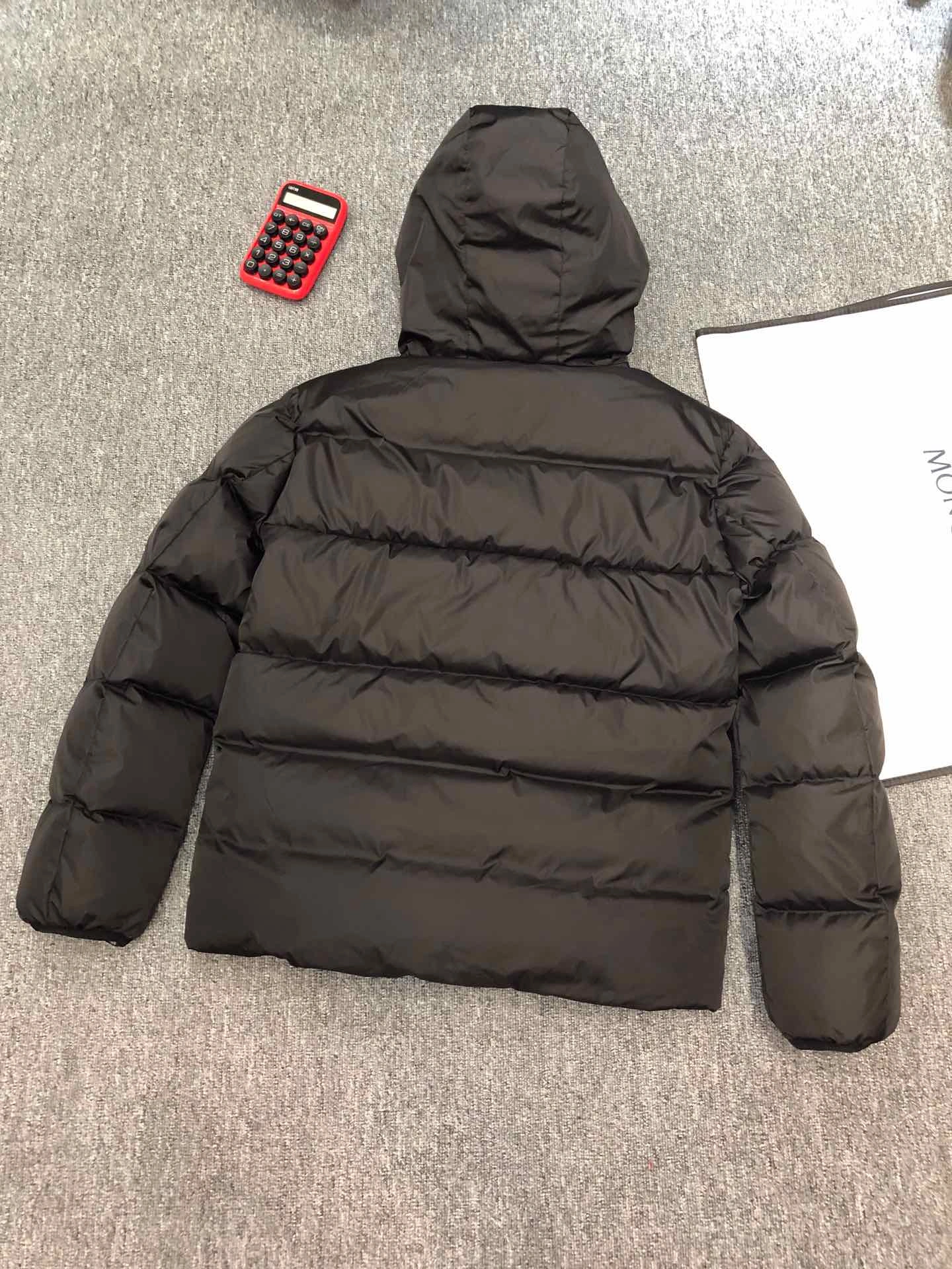 Moncler Down Jackets Sleek 146315