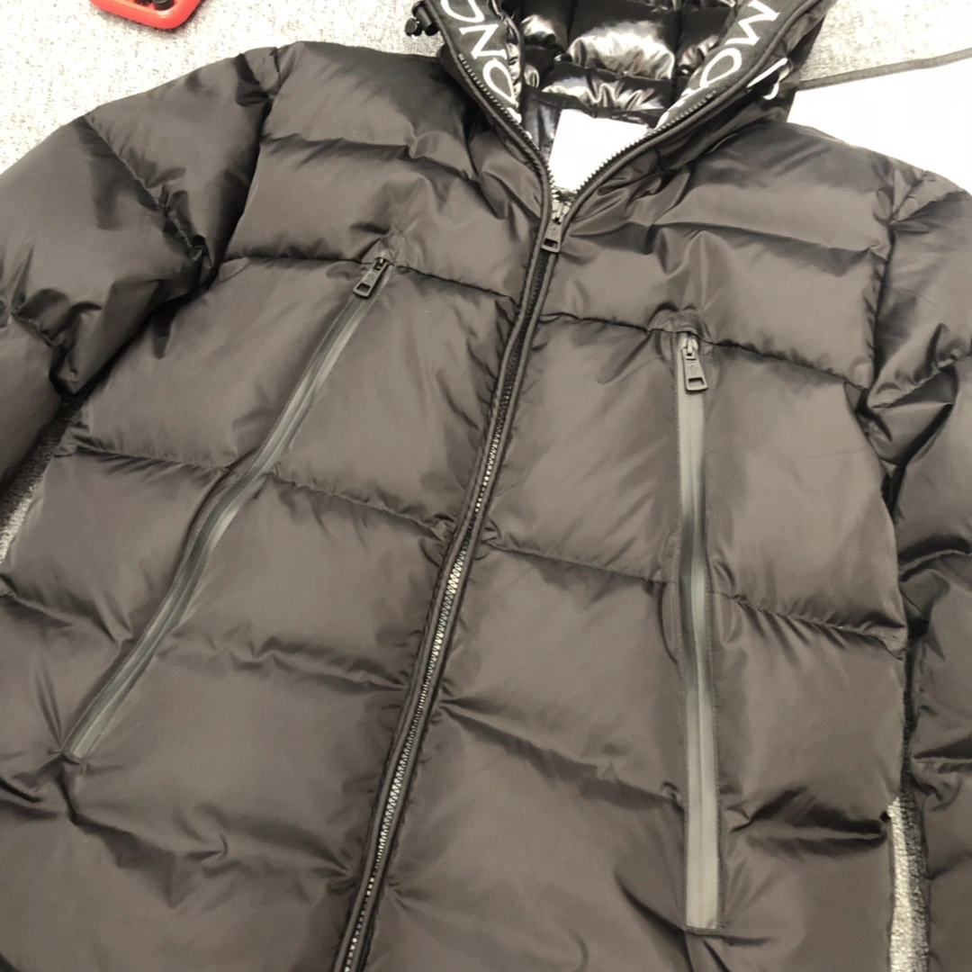 Moncler Down Jackets Sleek 146315