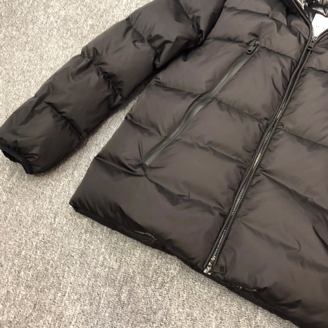 Moncler Down Jackets Sleek 146315