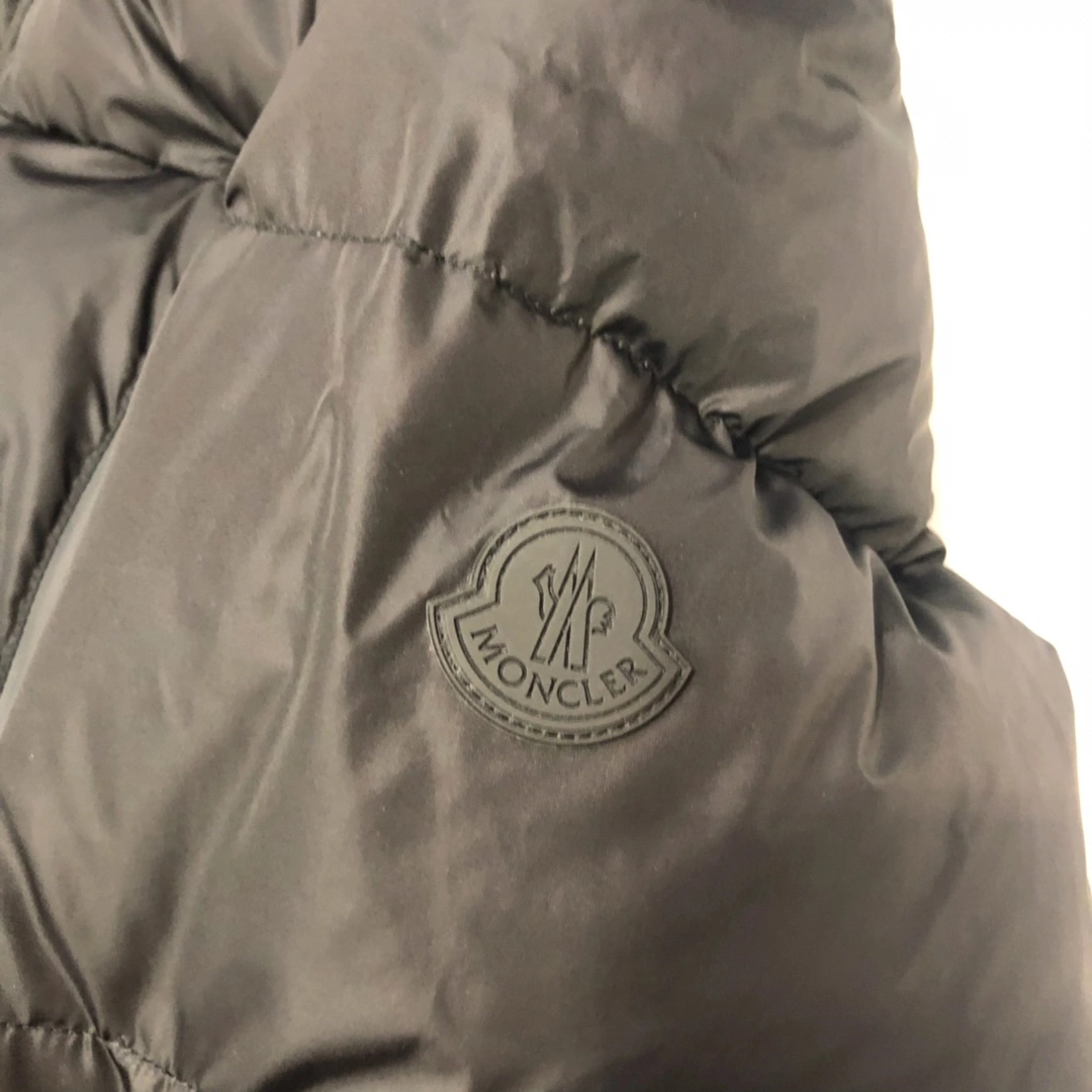 Moncler Down Jackets Sleek 146315