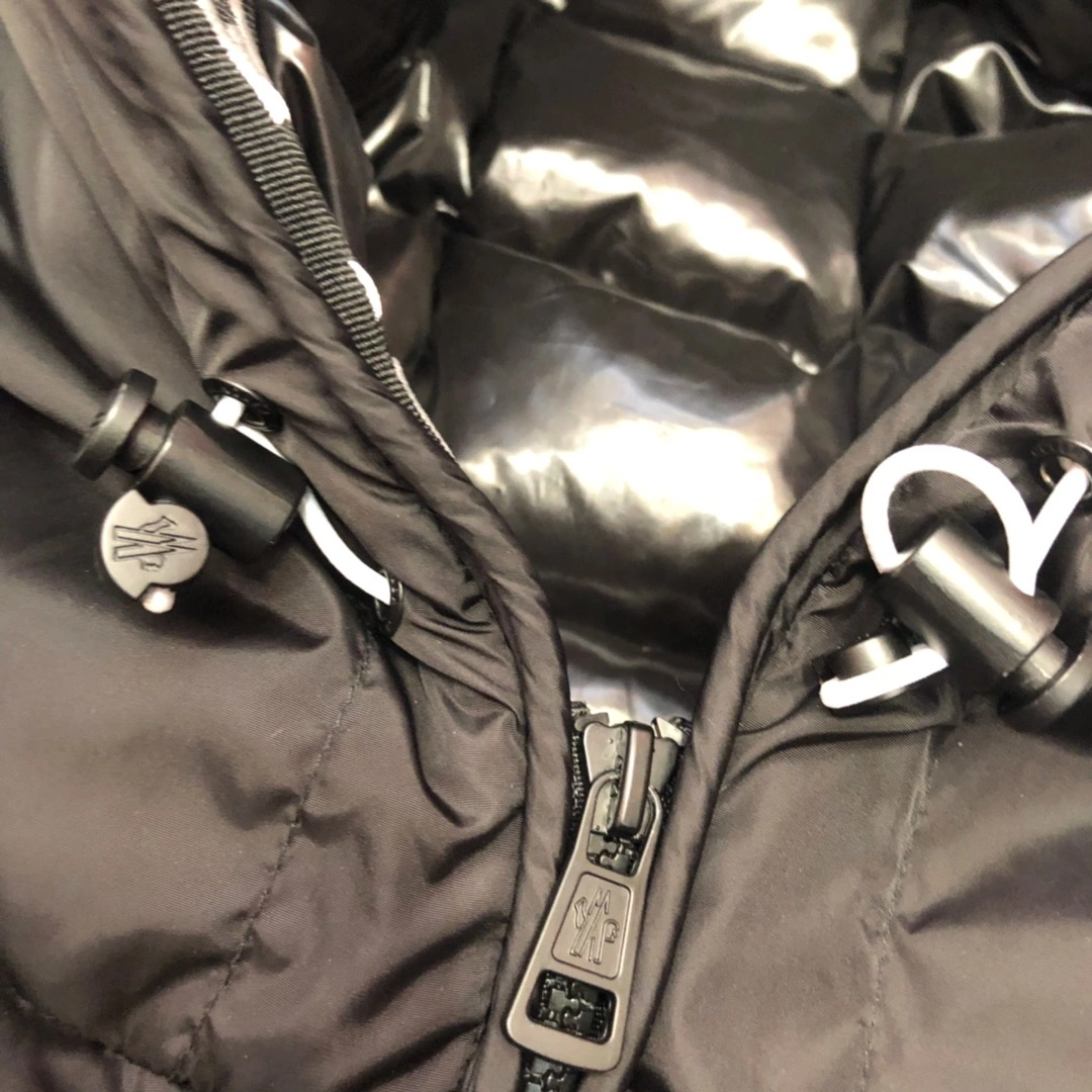 Moncler Down Jackets Sleek 146315