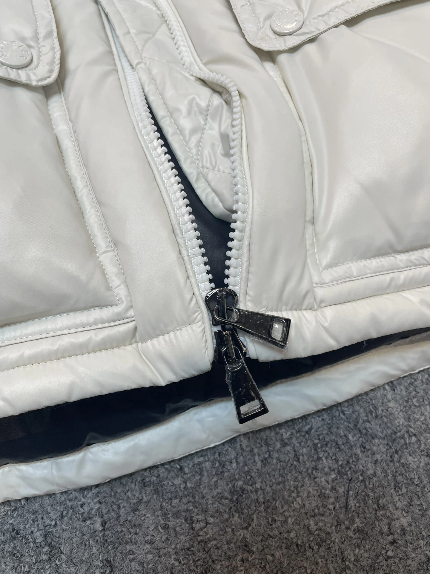 Moncler Down Jackets ComfortFit 146299