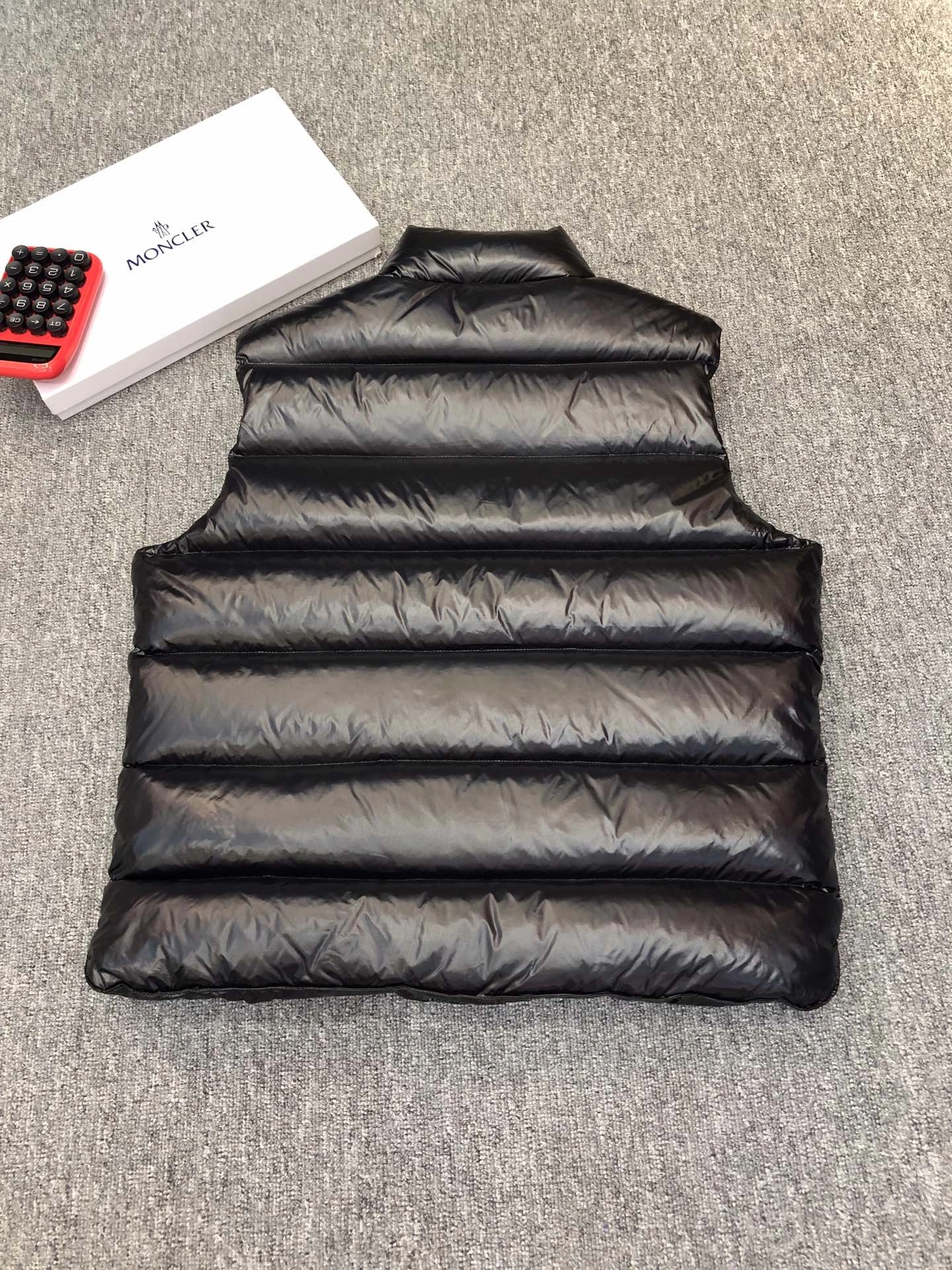 Resilient Moncler Down Jackets 146303