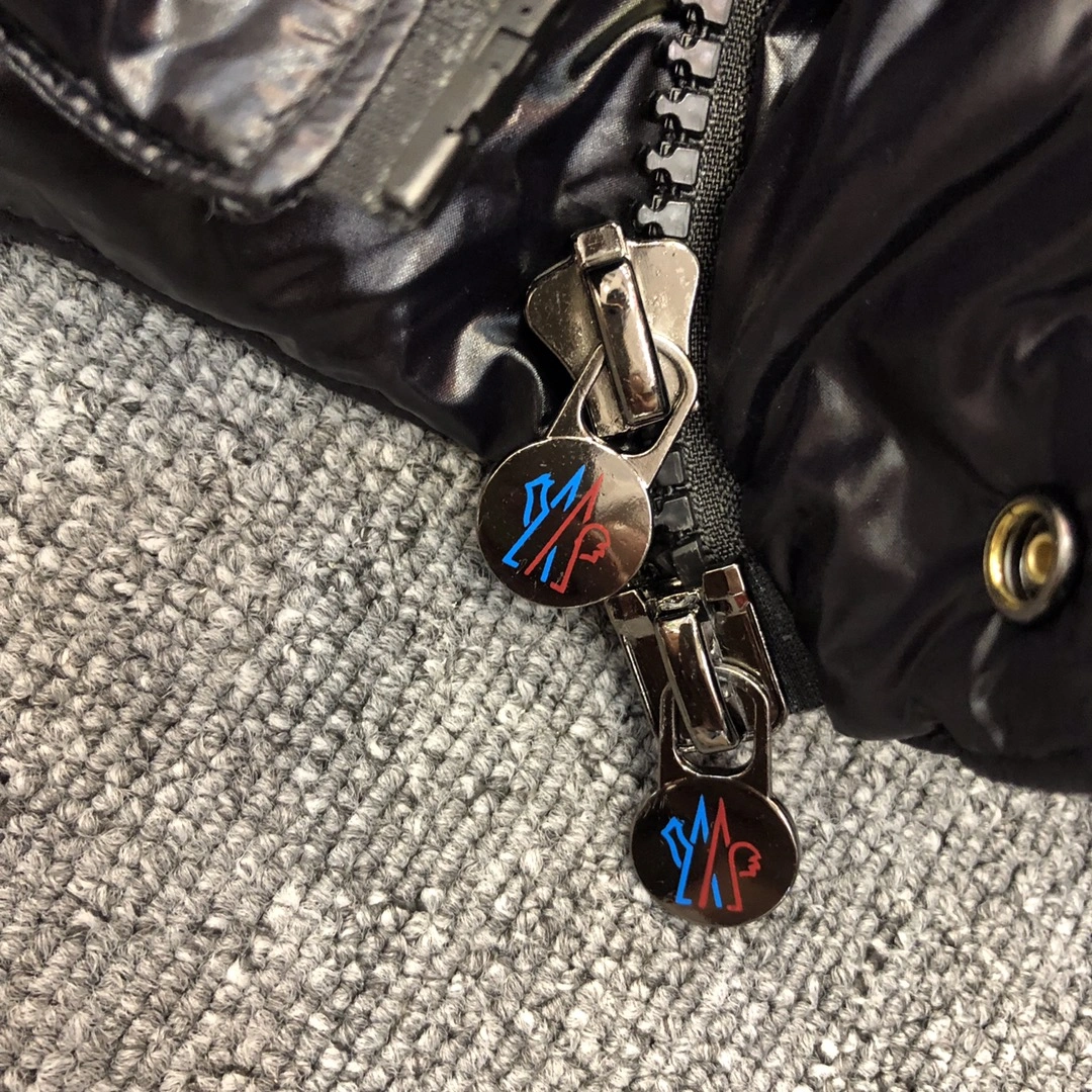 Resilient Moncler Down Jackets 146303