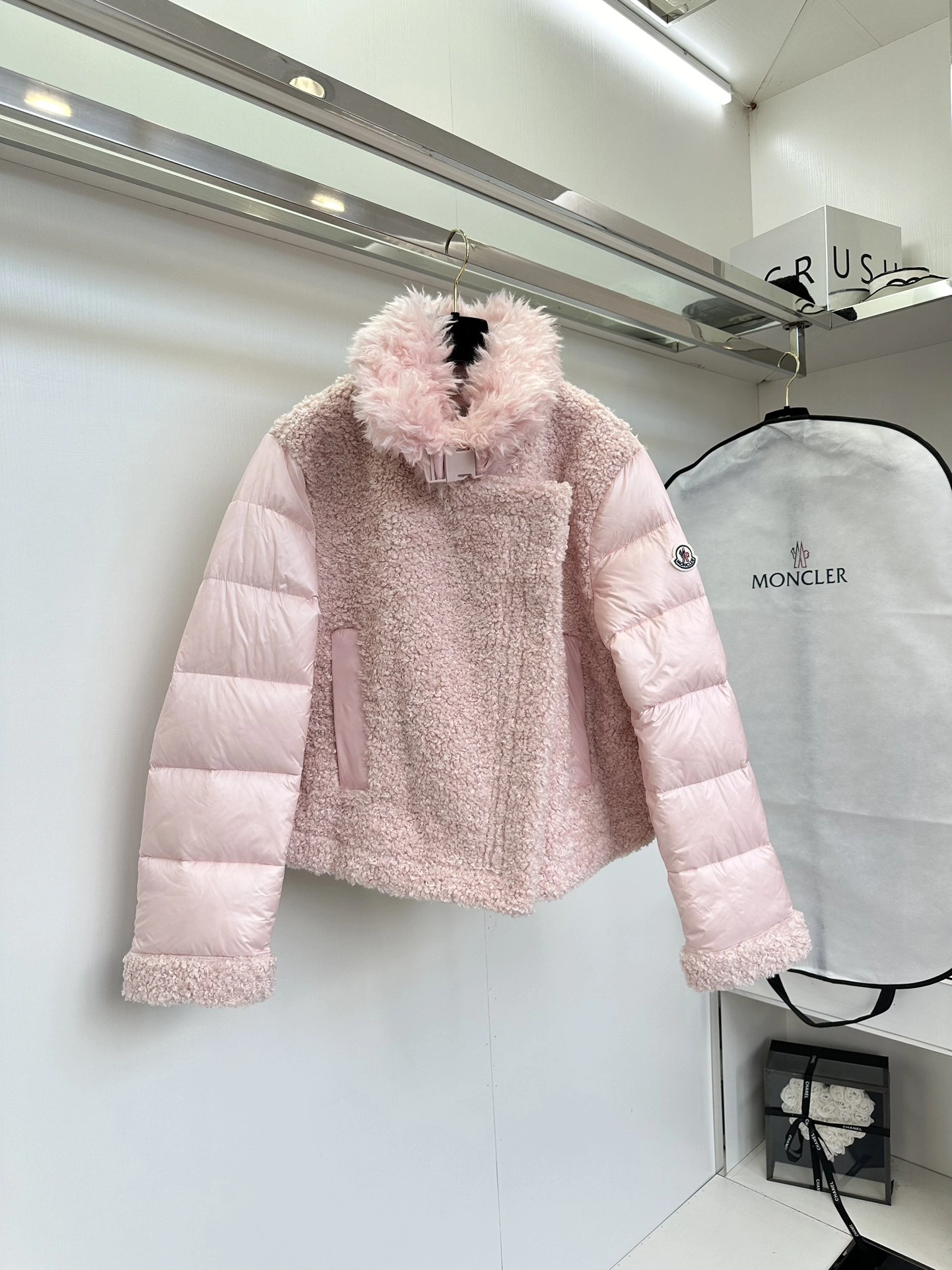 Moncler Down Jackets Sleek 146281