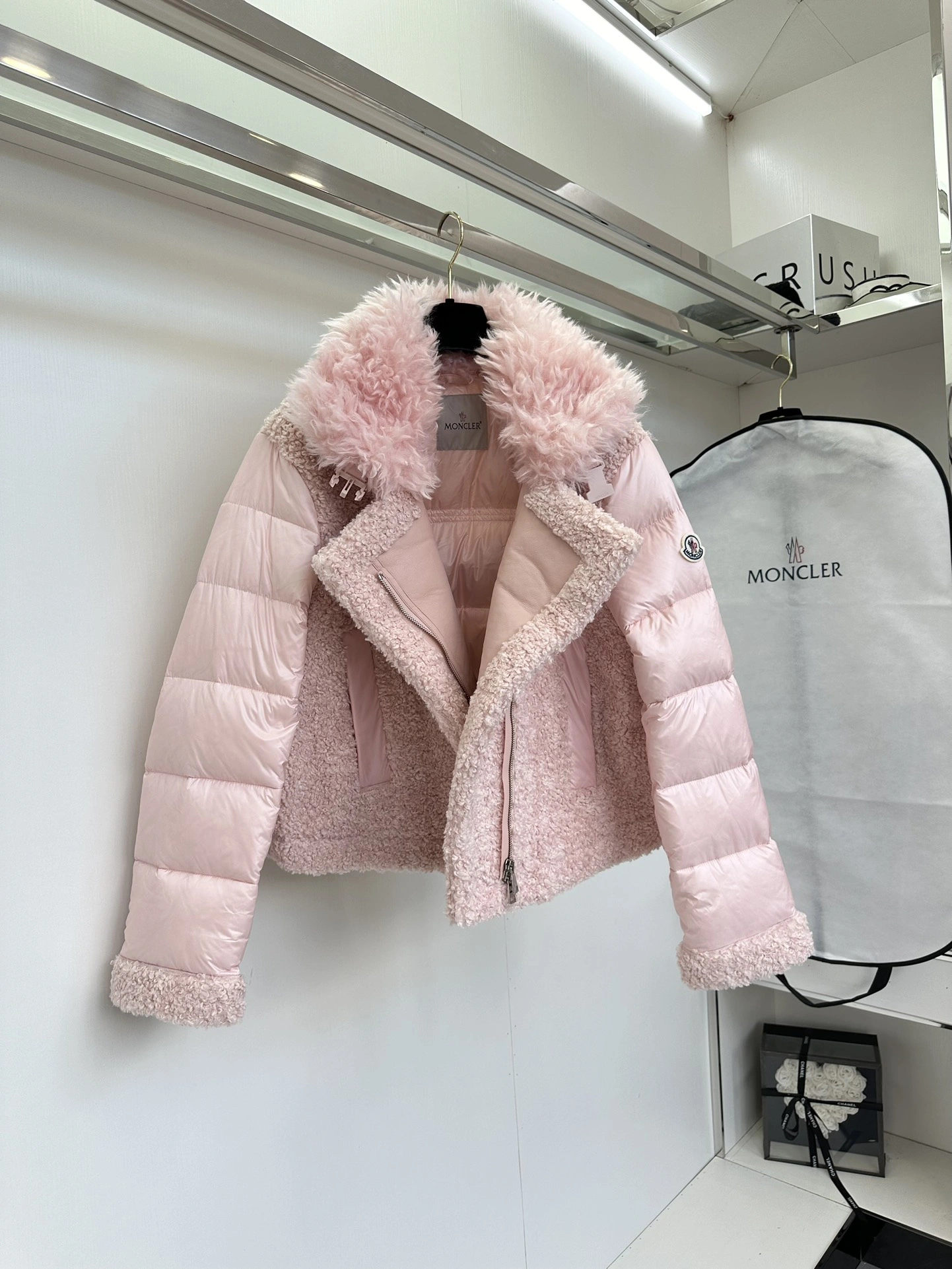 Moncler Down Jackets Sleek 146281