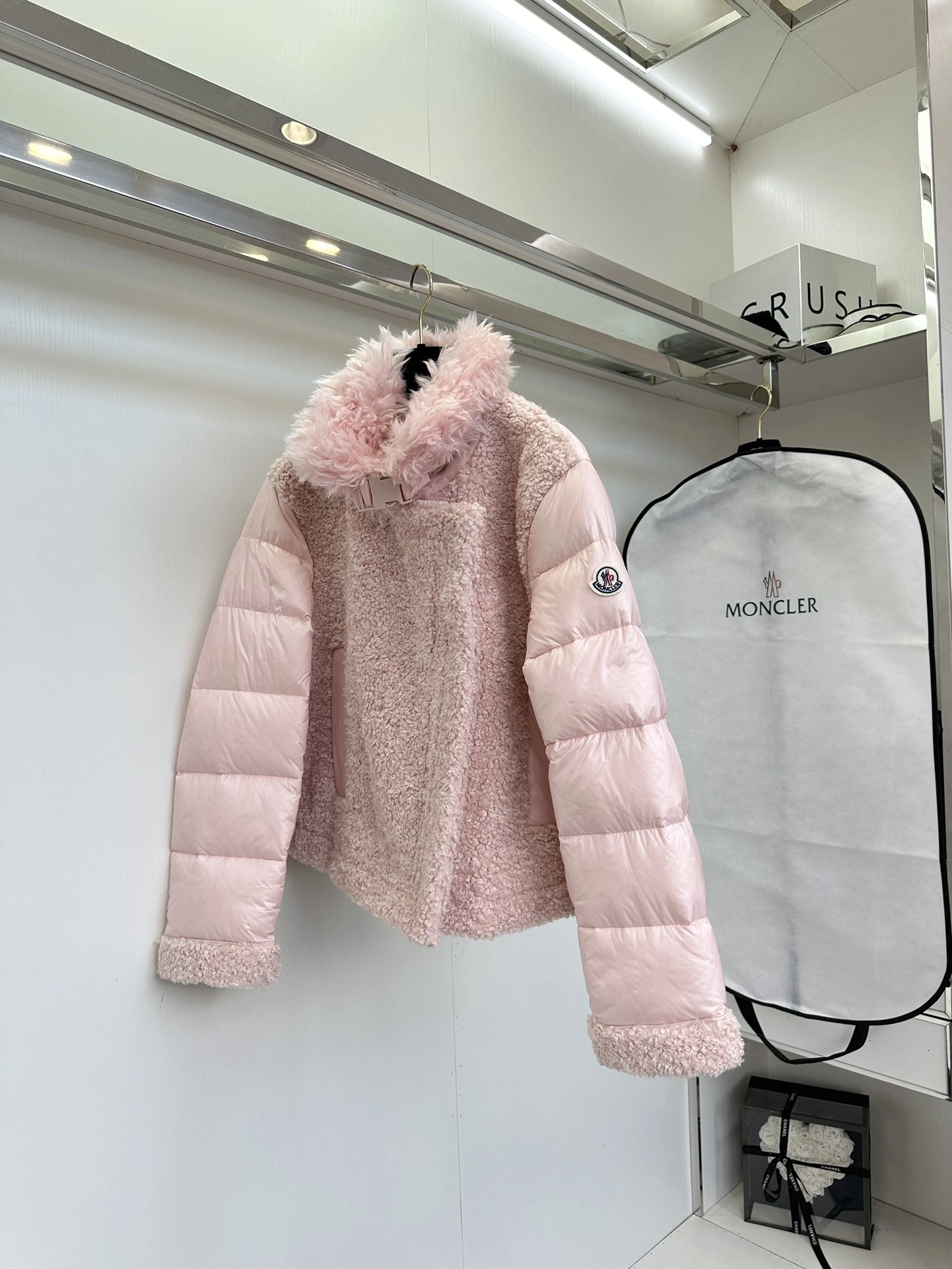 Moncler Down Jackets Sleek 146281
