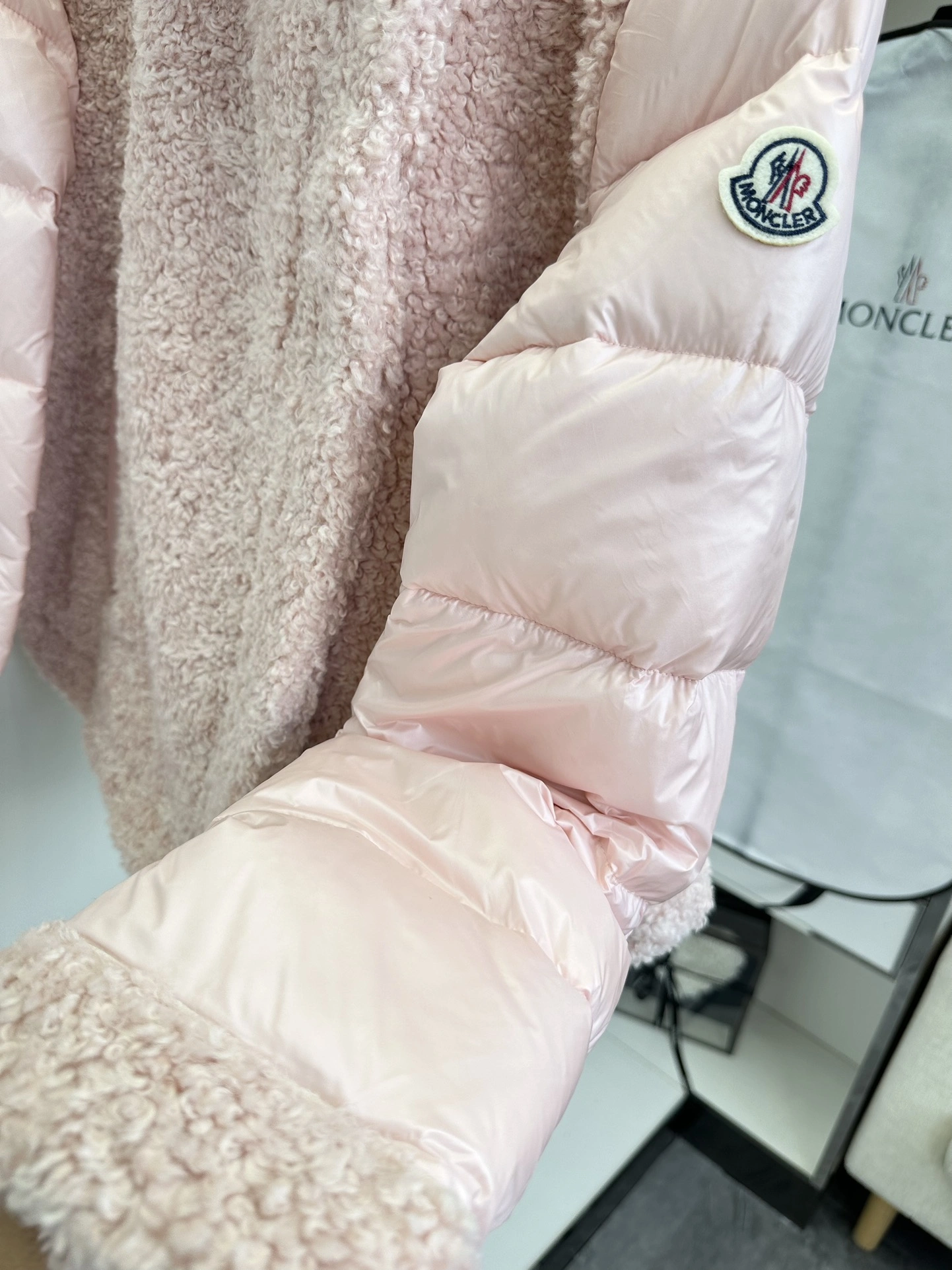 Moncler Down Jackets Sleek 146281