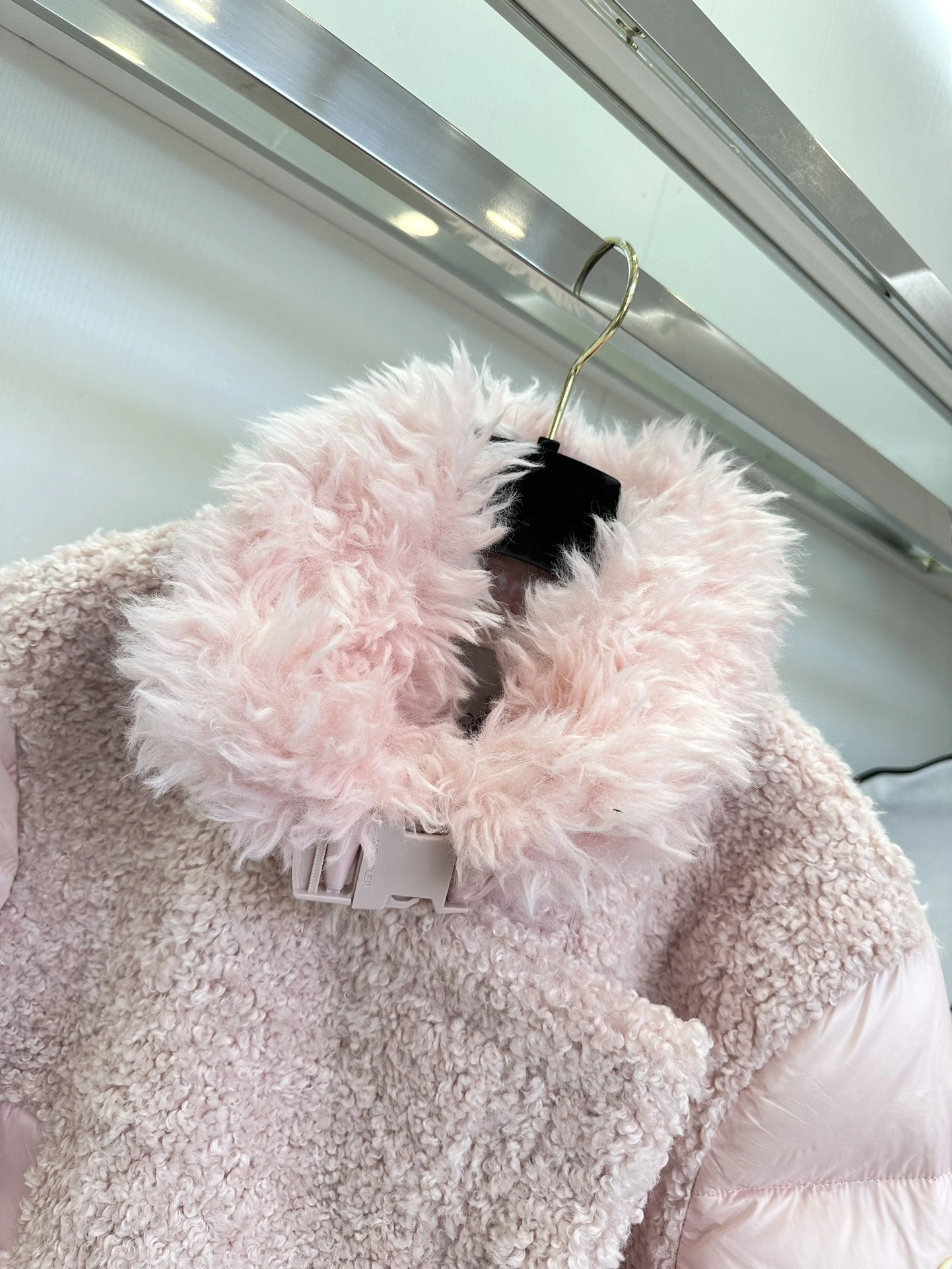 Moncler Down Jackets Sleek 146281