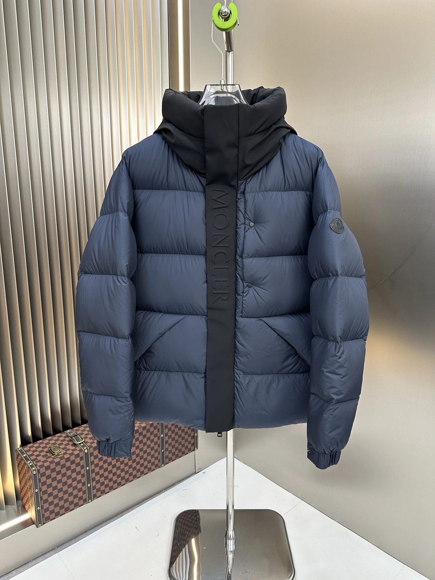 Moncler Down Jackets Unique 146274