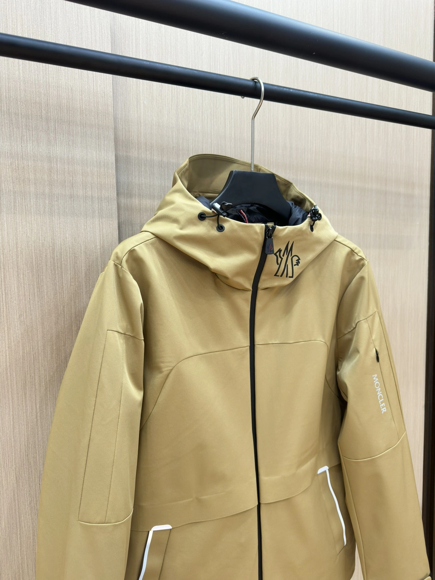 Moncler Down Jackets Versatile 146260