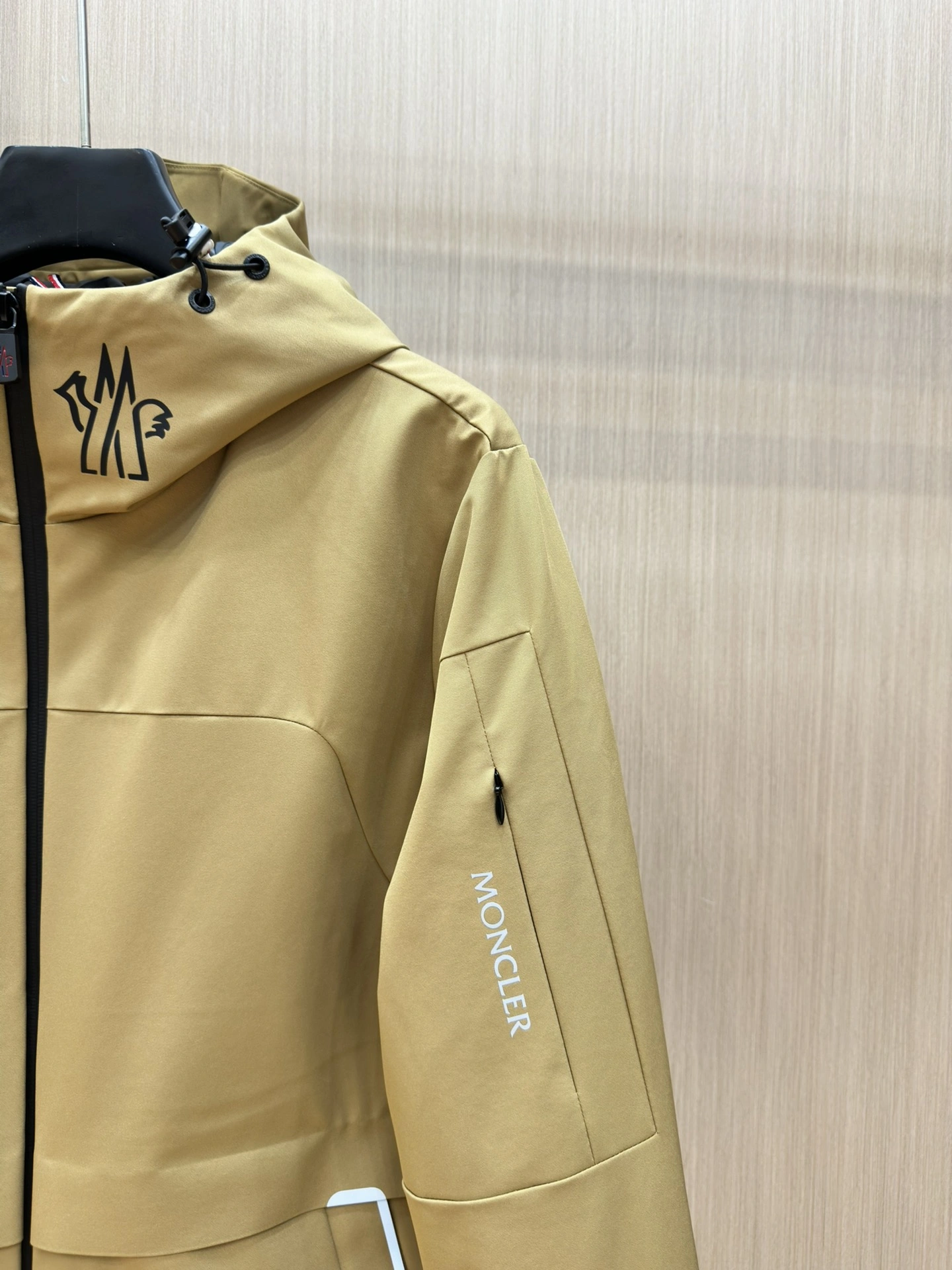 Moncler Down Jackets Versatile 146260