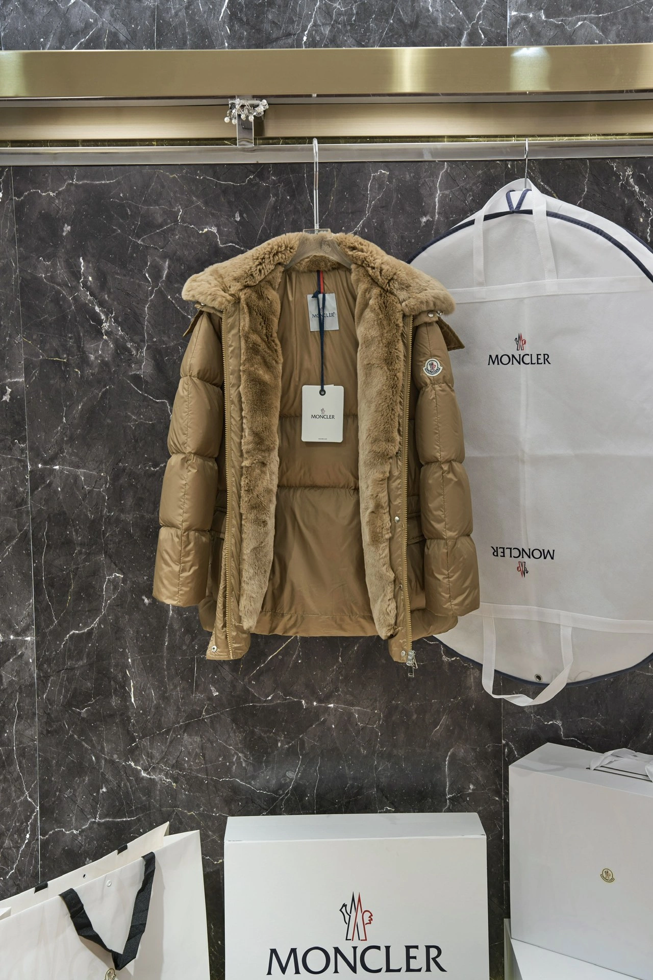 Moncler Down Jackets Bold 146241