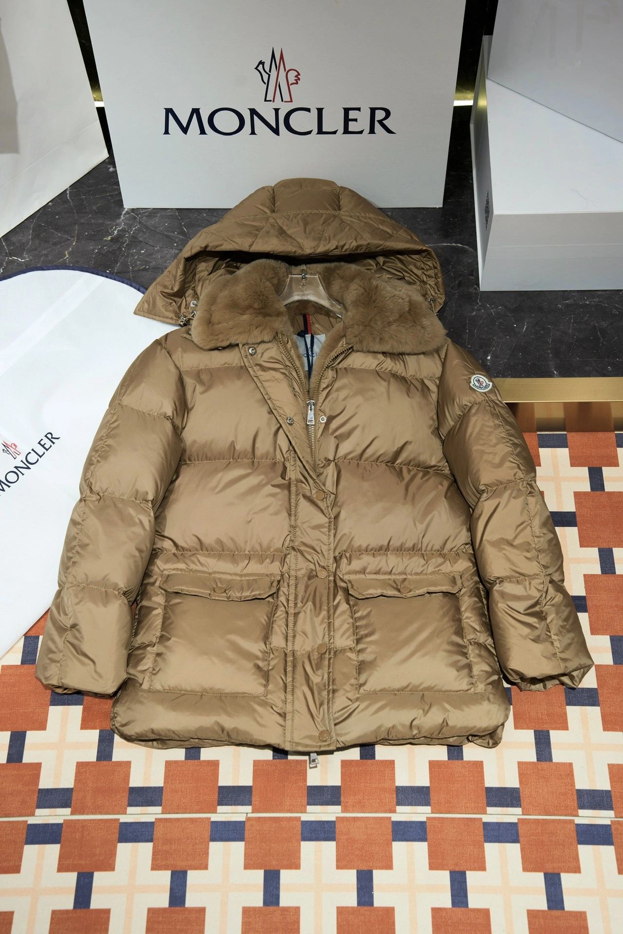 Moncler Down Jackets Bold 146241