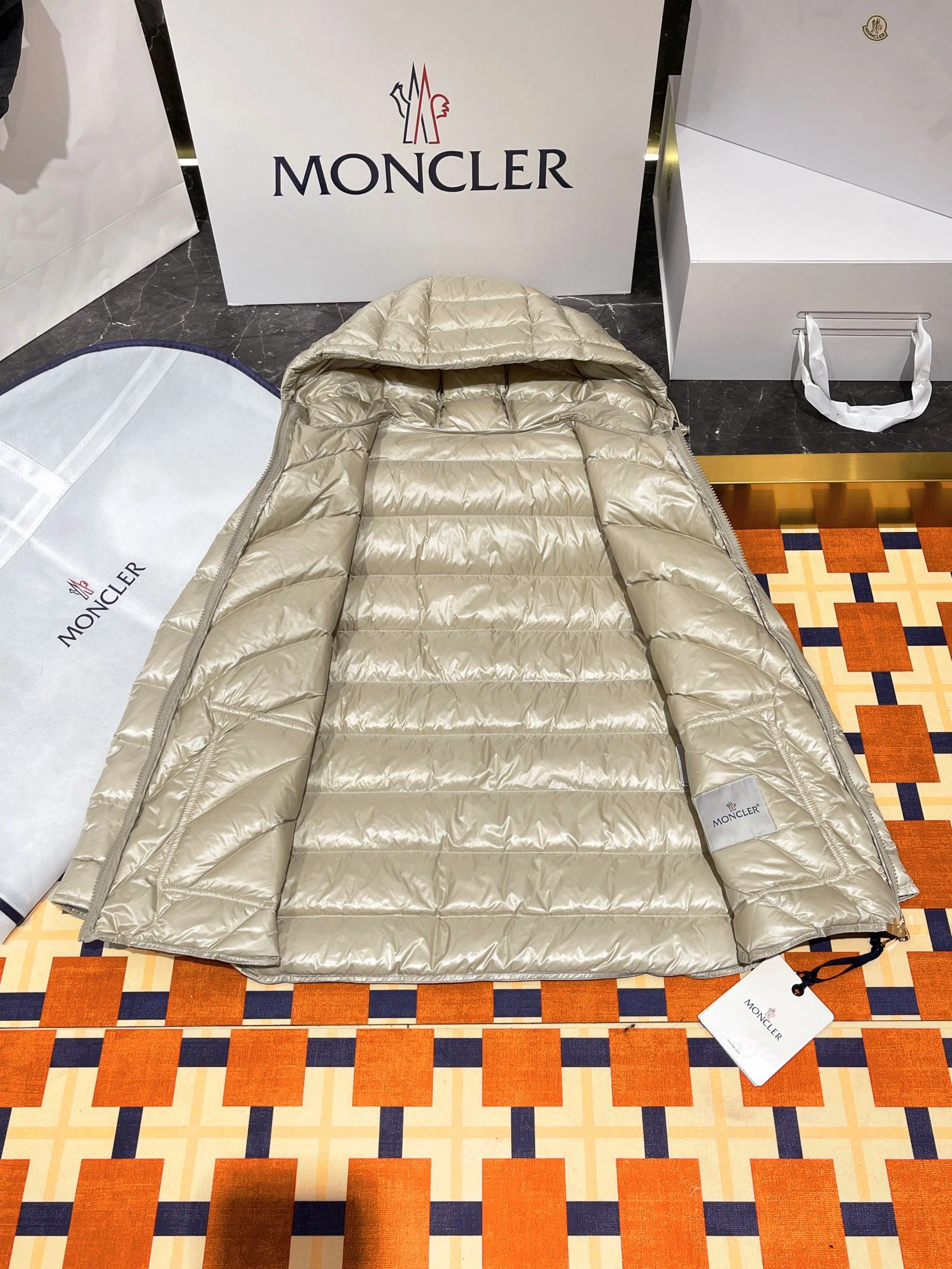 Moncler Down Jackets Supportive 146219