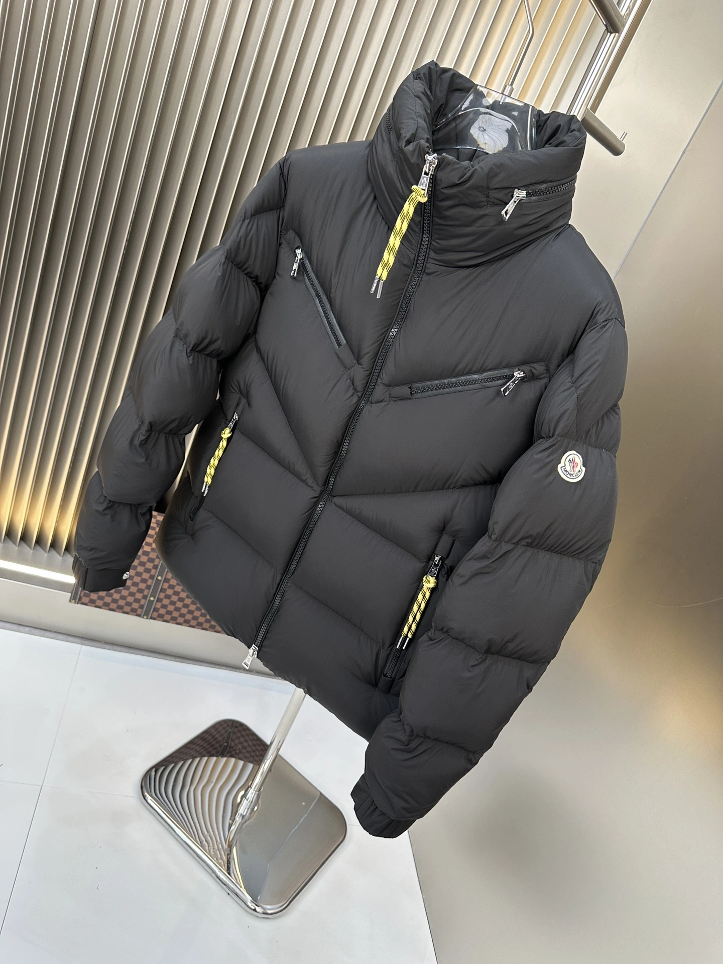 Moncler Down Jackets Sophisticated 146168