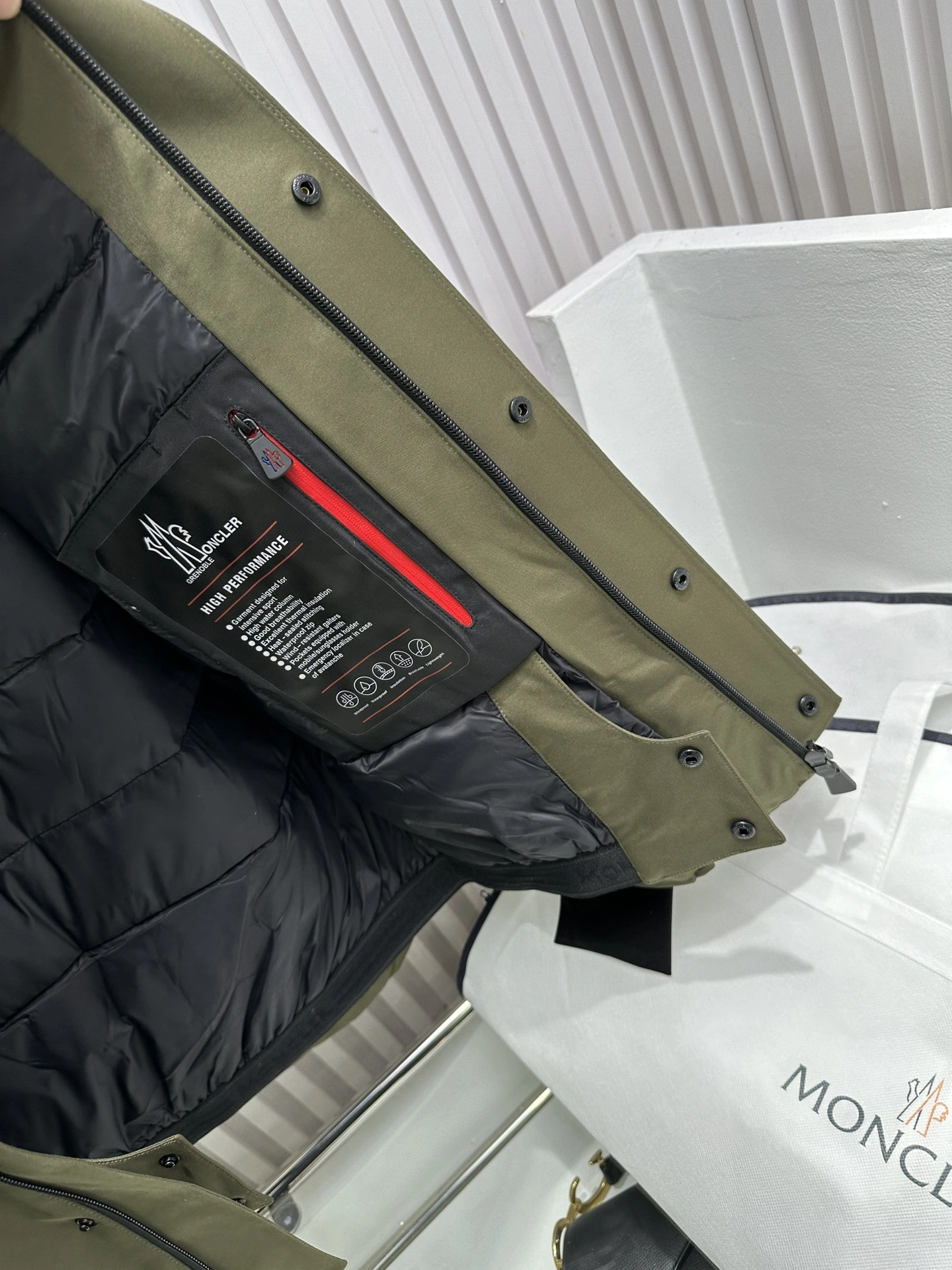 Practical Moncler Down Jackets 146127