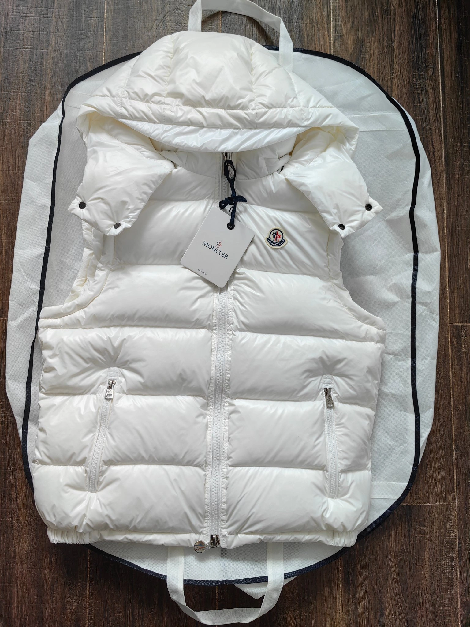 Moncler Down Jackets Trendsetting 146111