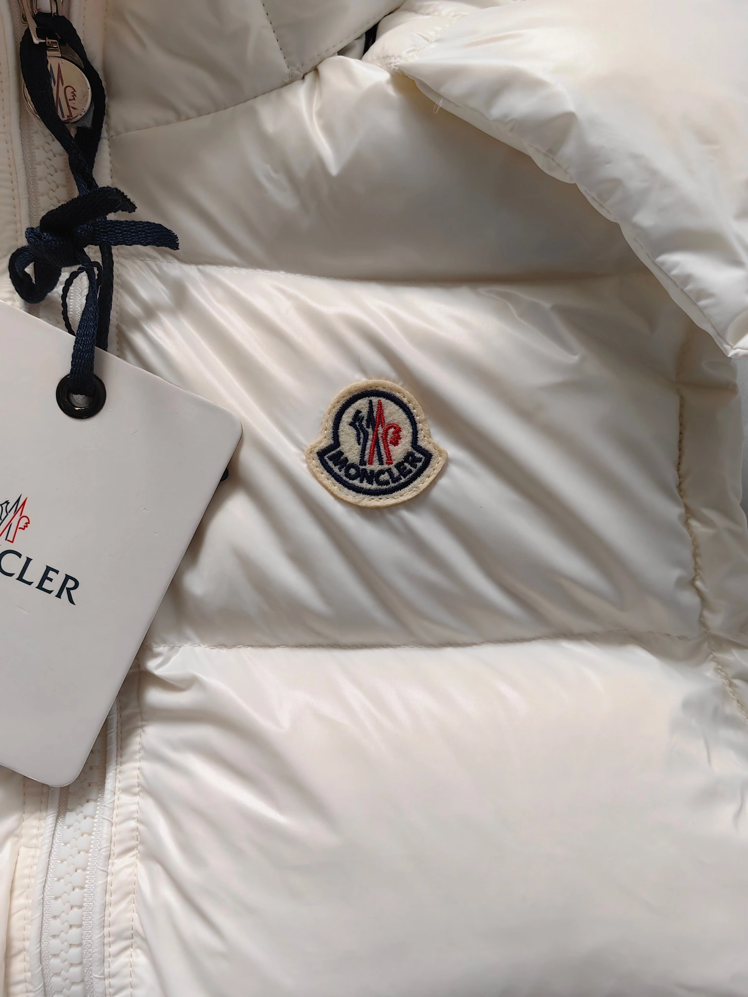 Moncler Down Jackets Trendsetting 146111