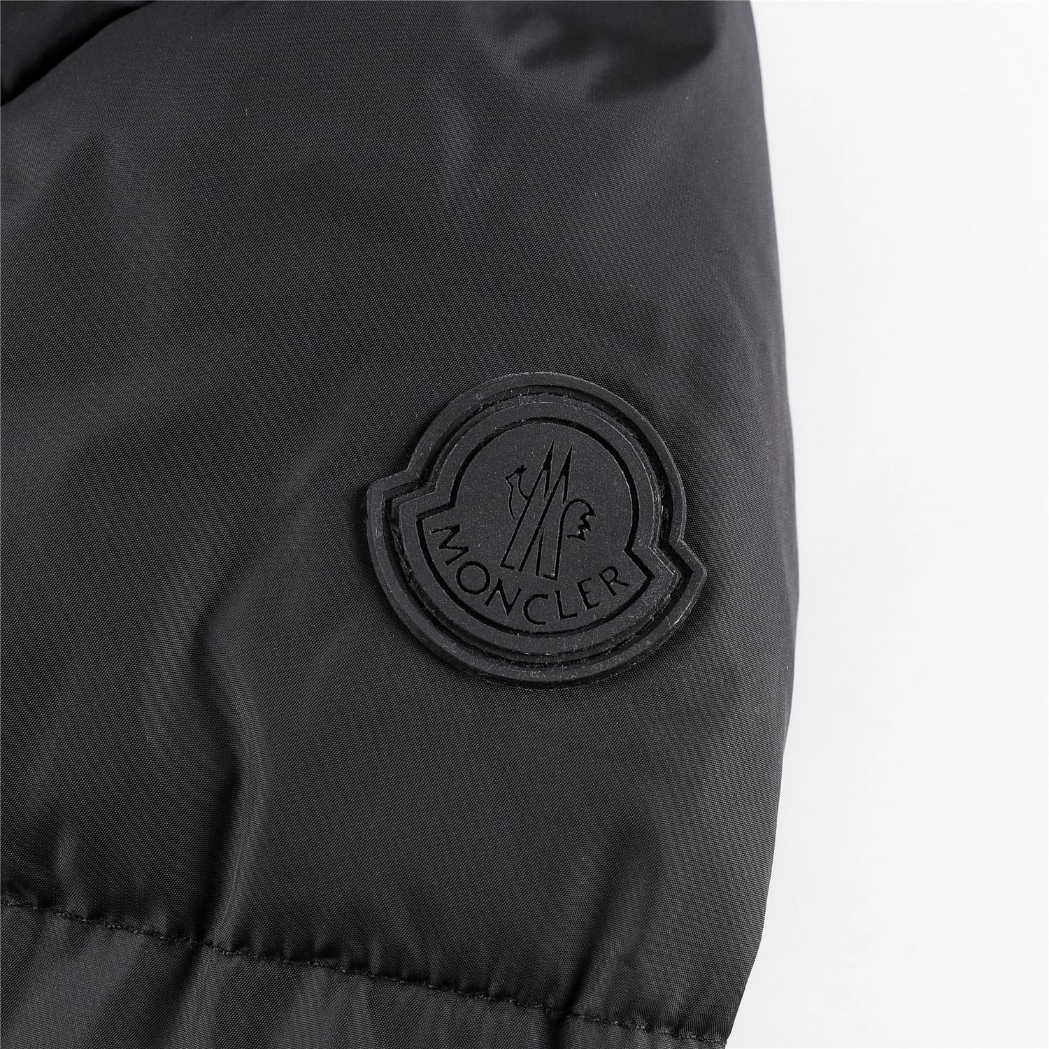Moncler Down Jackets Sleek 146087