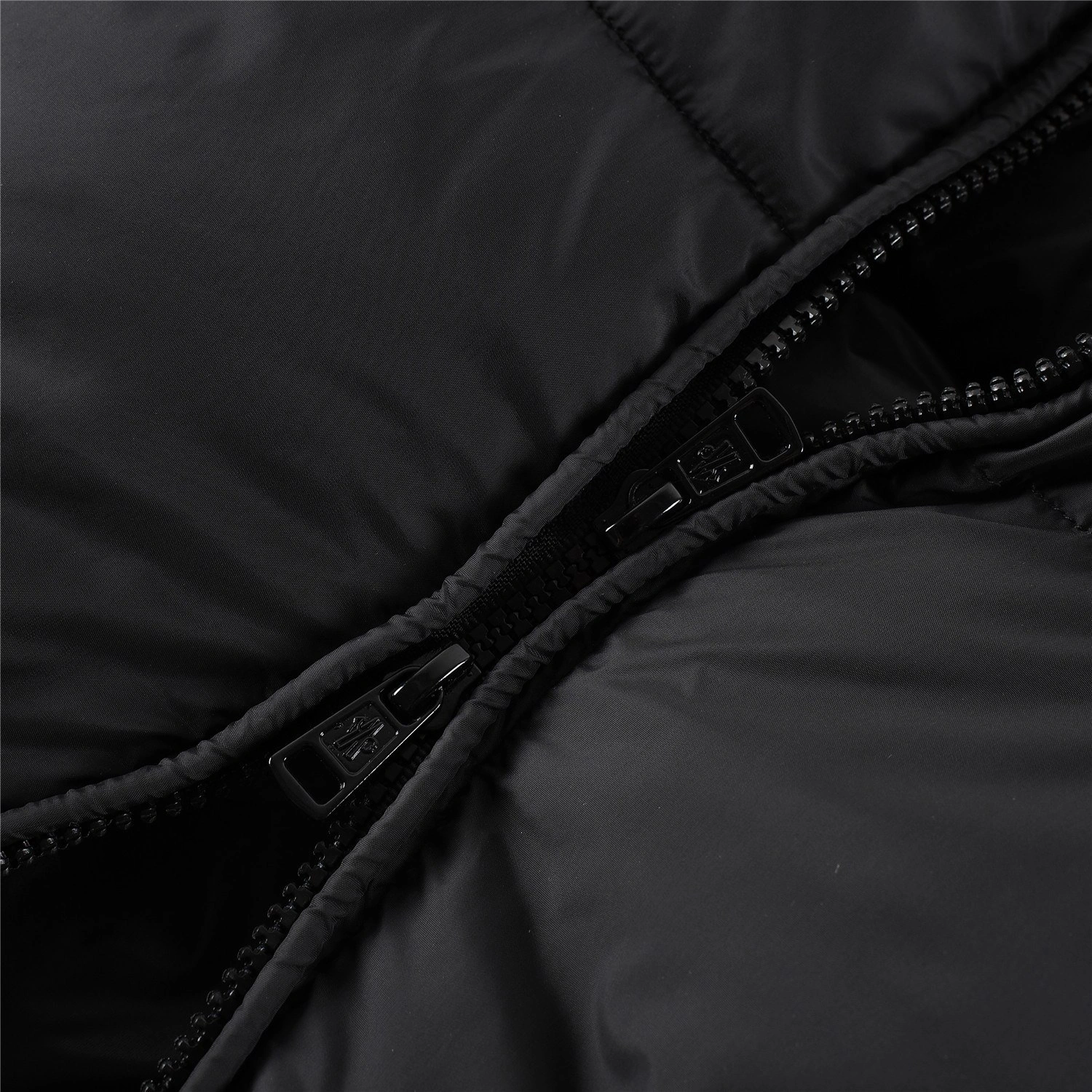 Moncler Down Jackets Sleek 146087