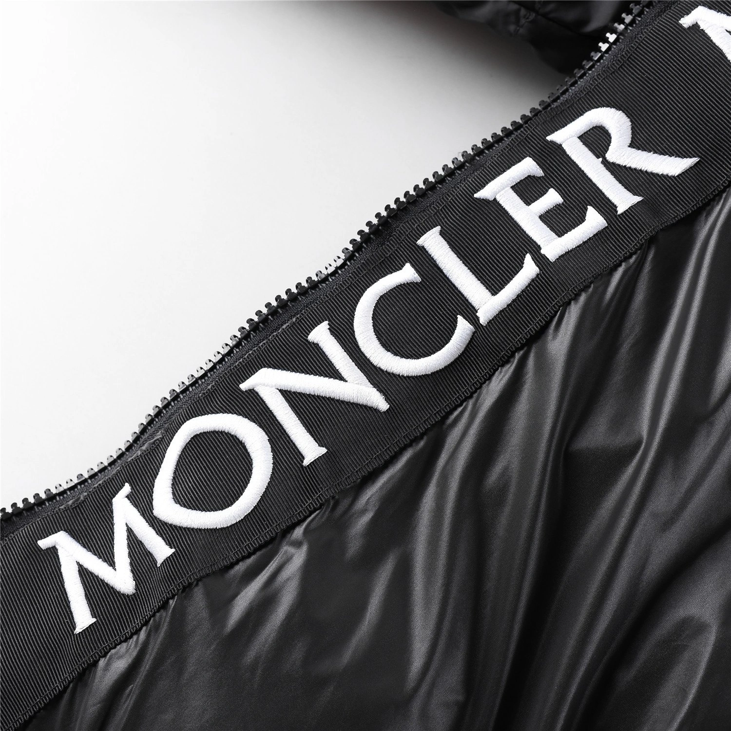 Moncler Down Jackets Sleek 146087