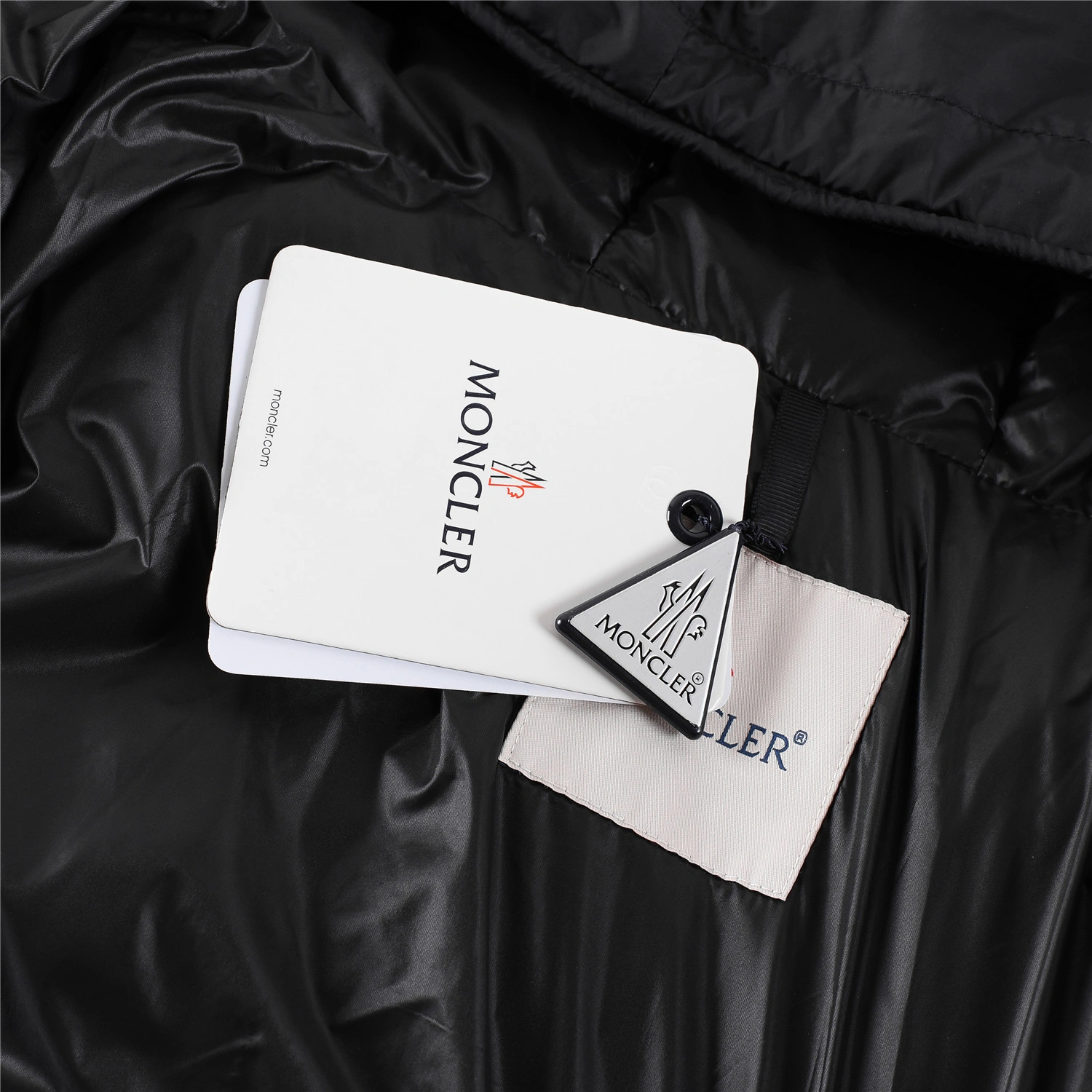 Moncler Down Jackets Sleek 146087