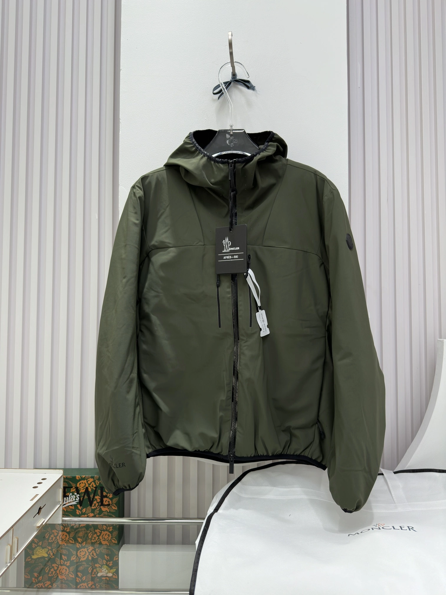 Stretchable Moncler Down Jackets 146092