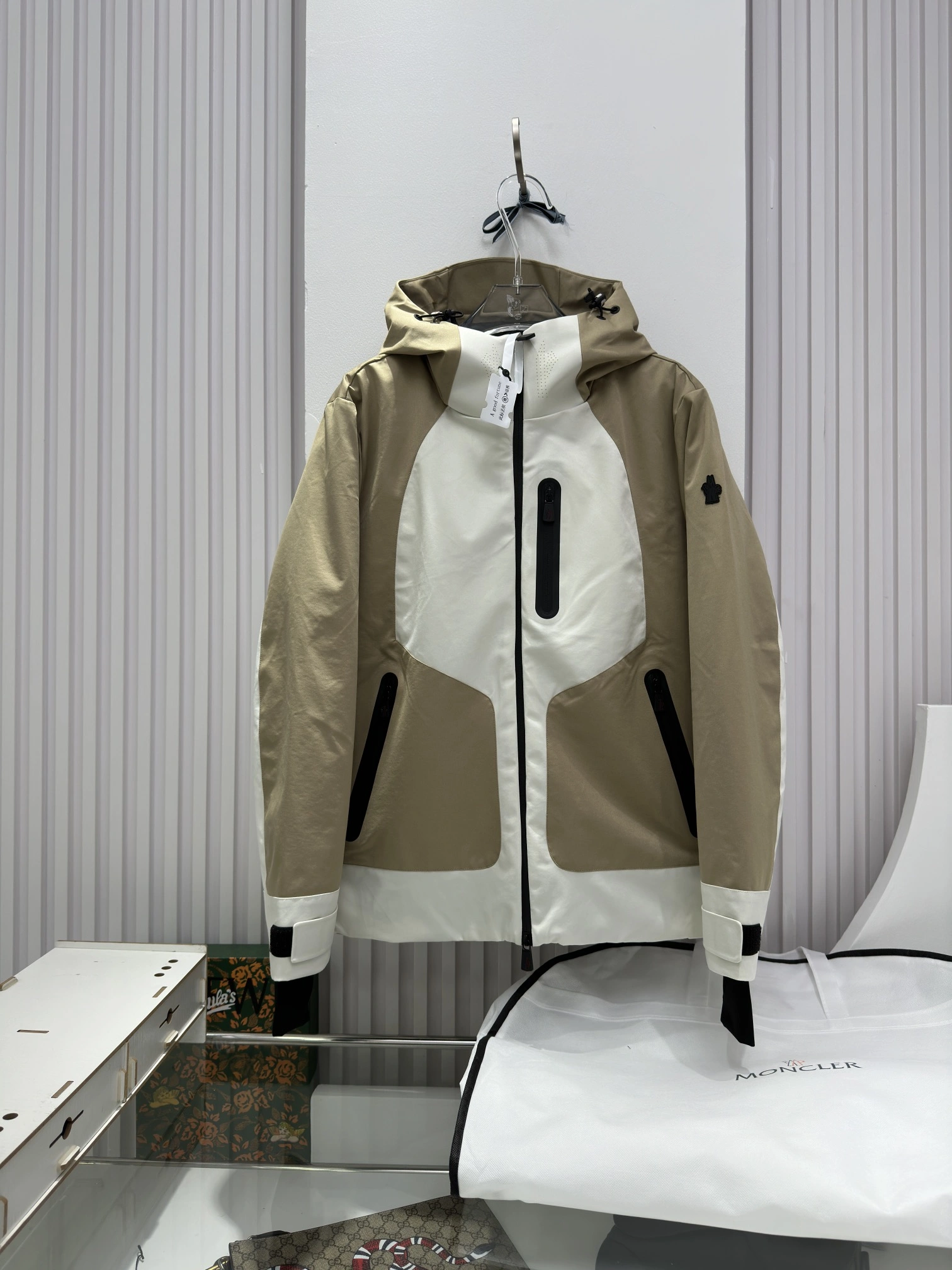 Unisex Moncler Down Jackets 146095