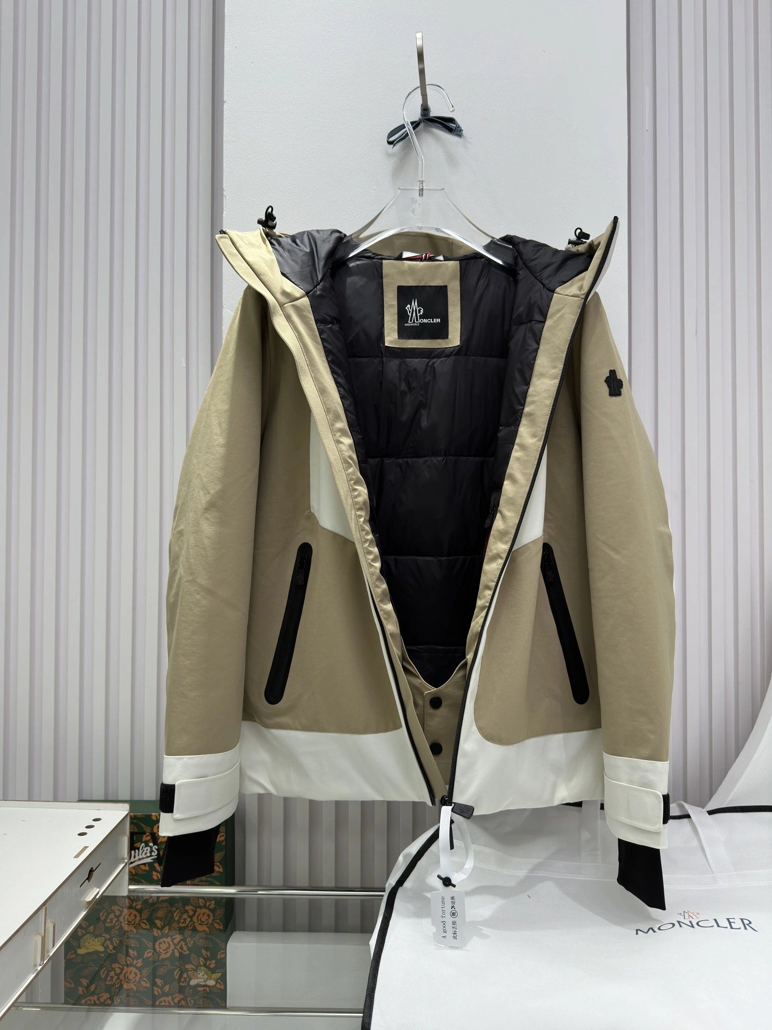 Unisex Moncler Down Jackets 146095