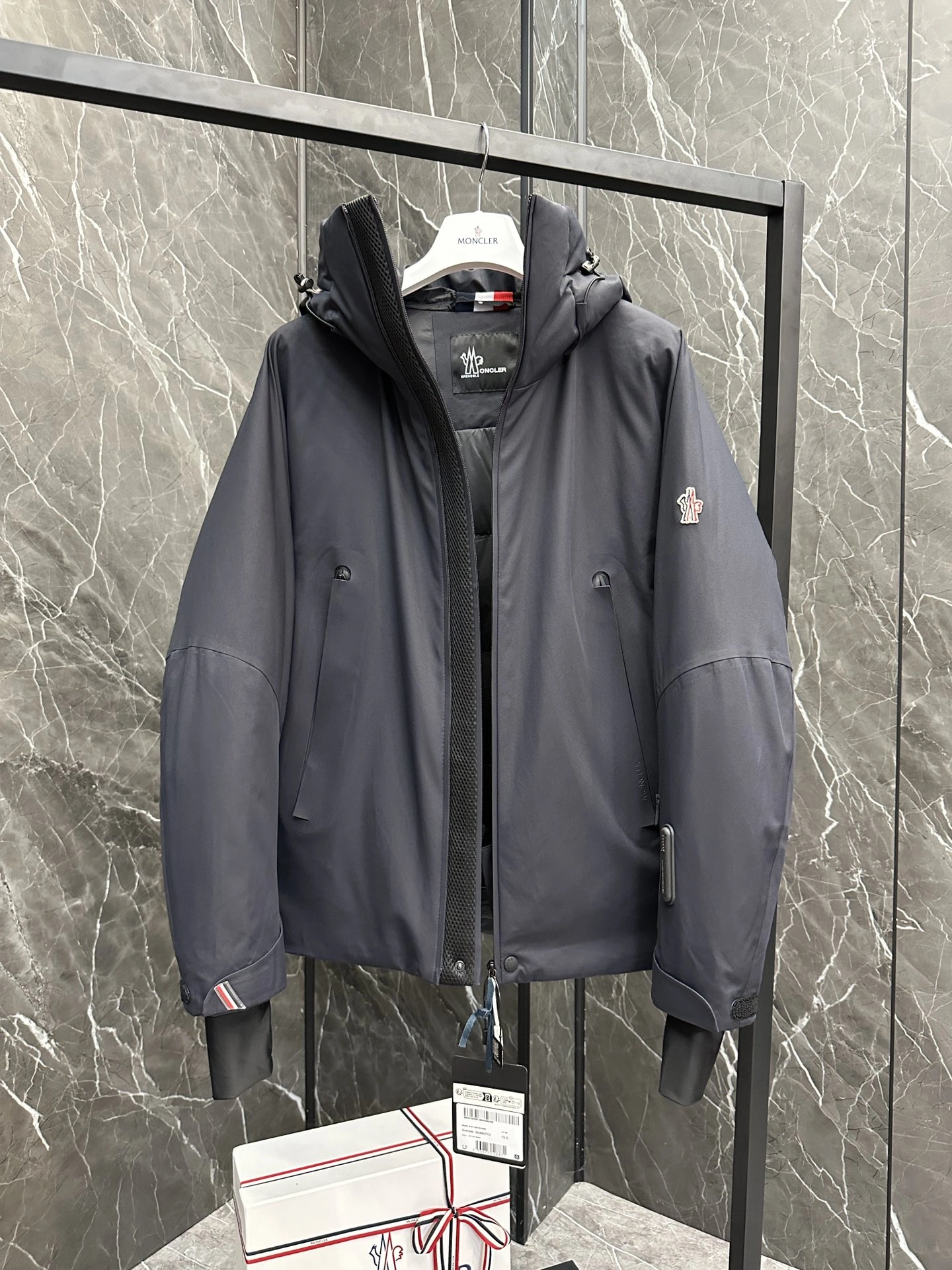 Moncler Down Jackets Neat 146054