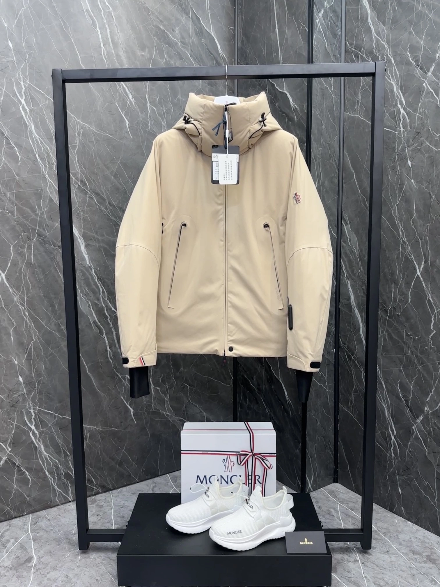 Moncler Down Jackets Sleek 146053