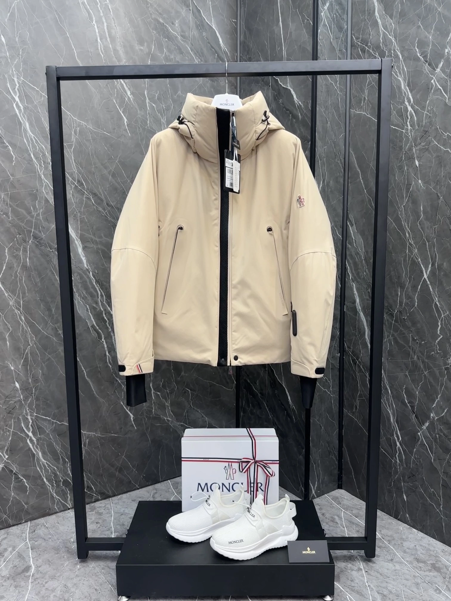 Moncler Down Jackets Sleek 146053