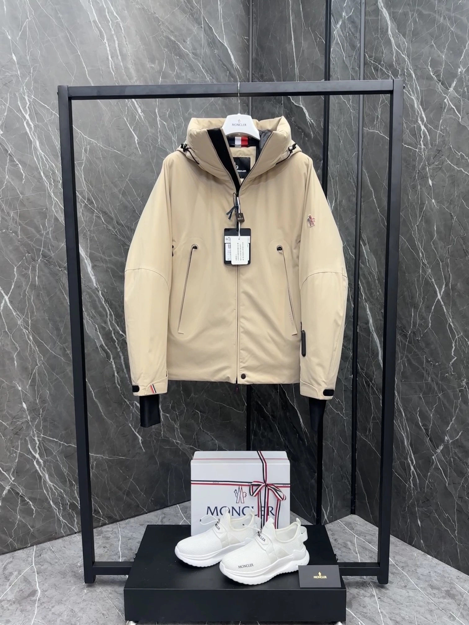 Moncler Down Jackets Sleek 146053