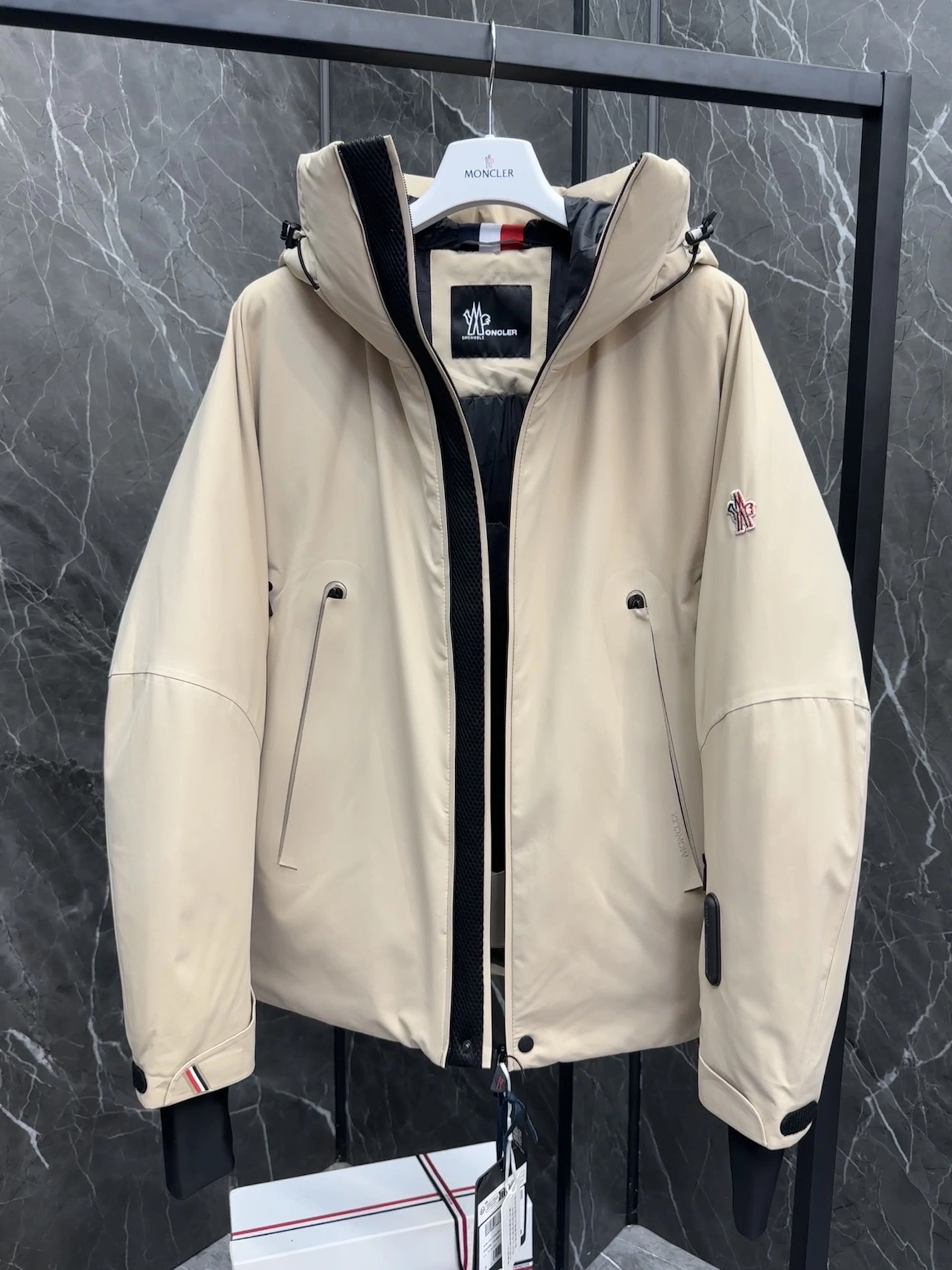 Moncler Down Jackets Sleek 146053