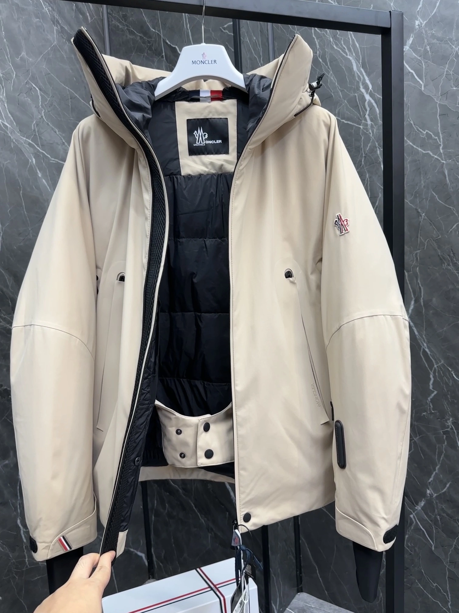 Moncler Down Jackets Sleek 146053