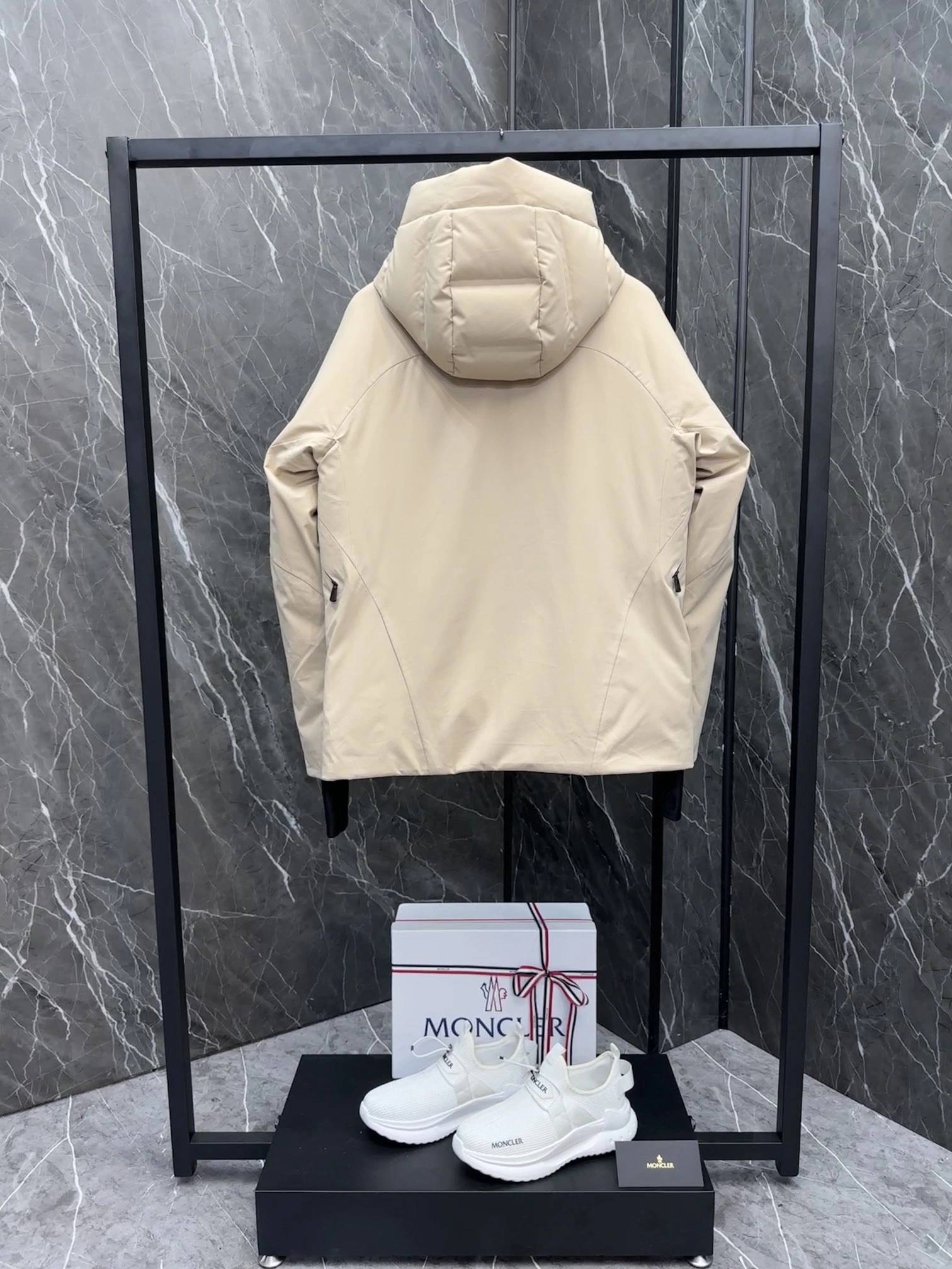 Moncler Down Jackets Sleek 146053