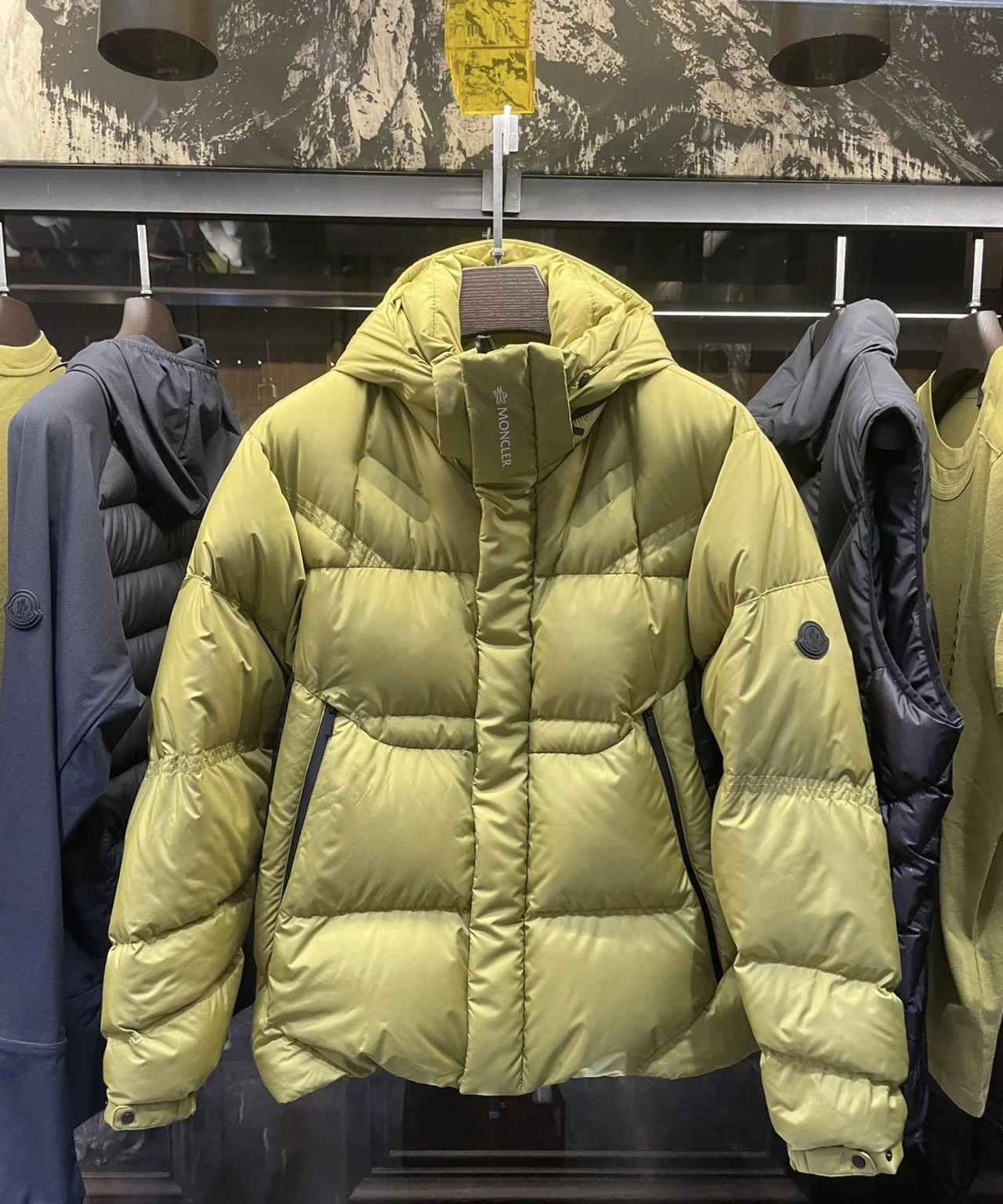 Fashionable Moncler Down Jackets 146003